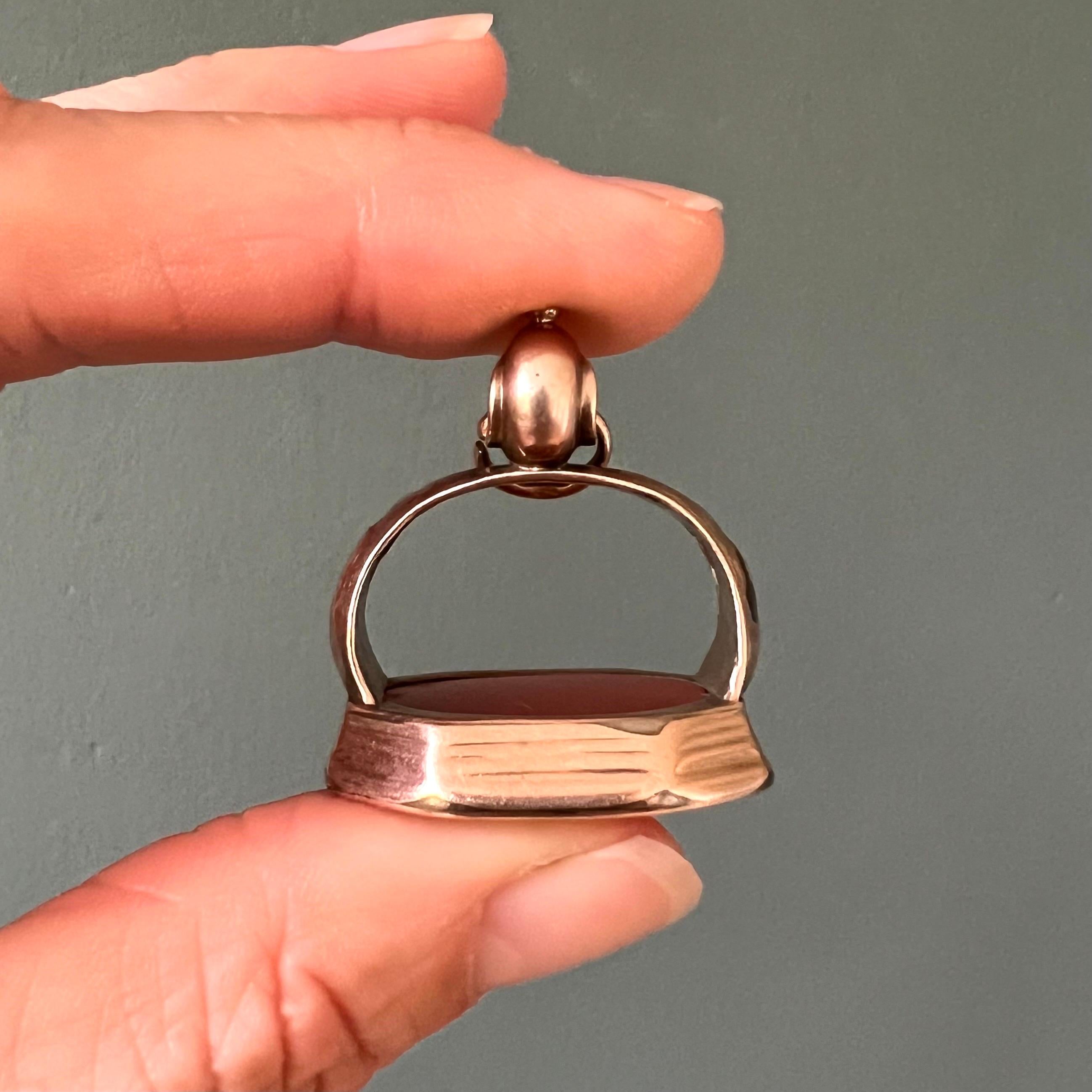 Ce remarquable pendentif sela en cire, de style géorgien, est orné d'une intaille ovale en cornaline magnifiquement sertie, méticuleusement gravée des initiales 