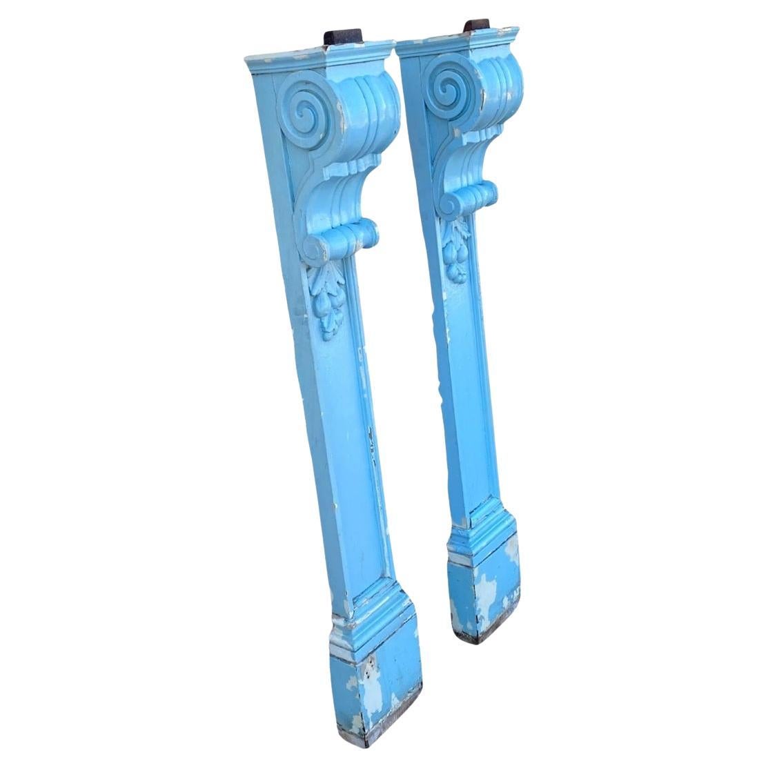 Ancienne paire de cheminée géorgienne en bois sculpté peint en bleu de 53 pouces avec pilier