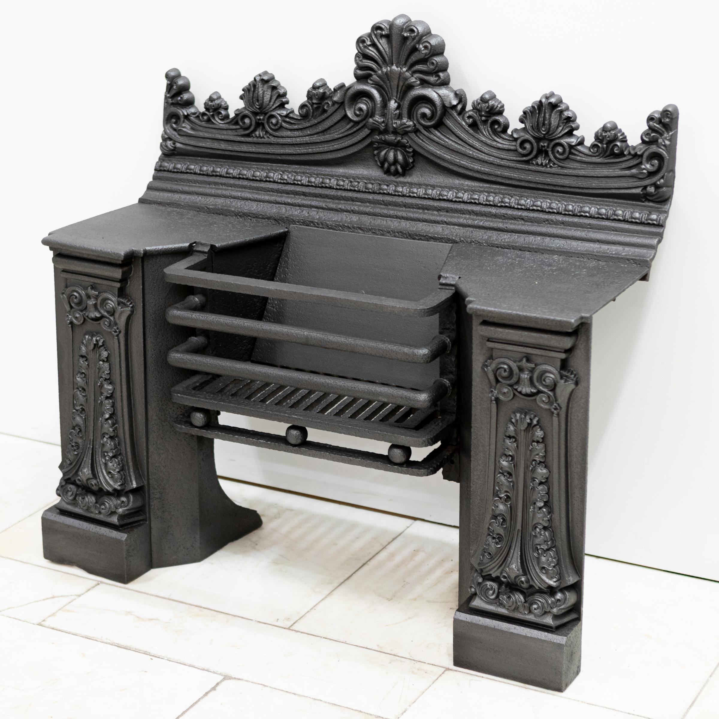 Antique Georgian Cast Iron Hob Grate In Good Condition For Sale In Ware, GB