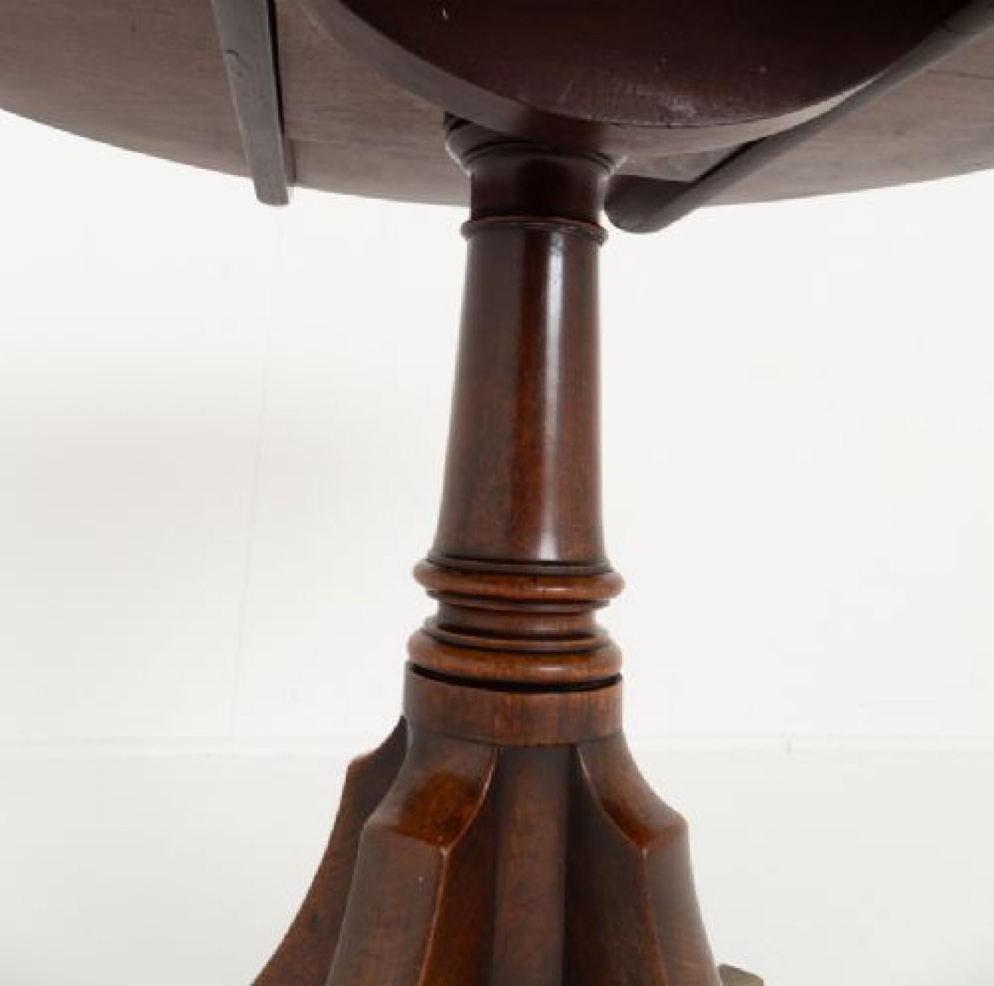 Table centrale géorgienne en acajou.
Cette table de qualité repose sur des pieds balayés avec des roulettes en laiton.
Période géorgienne
La colonne a la forme d'un canon de fusil tourné.
Le plateau de la table est en bois de qualité et s'incline