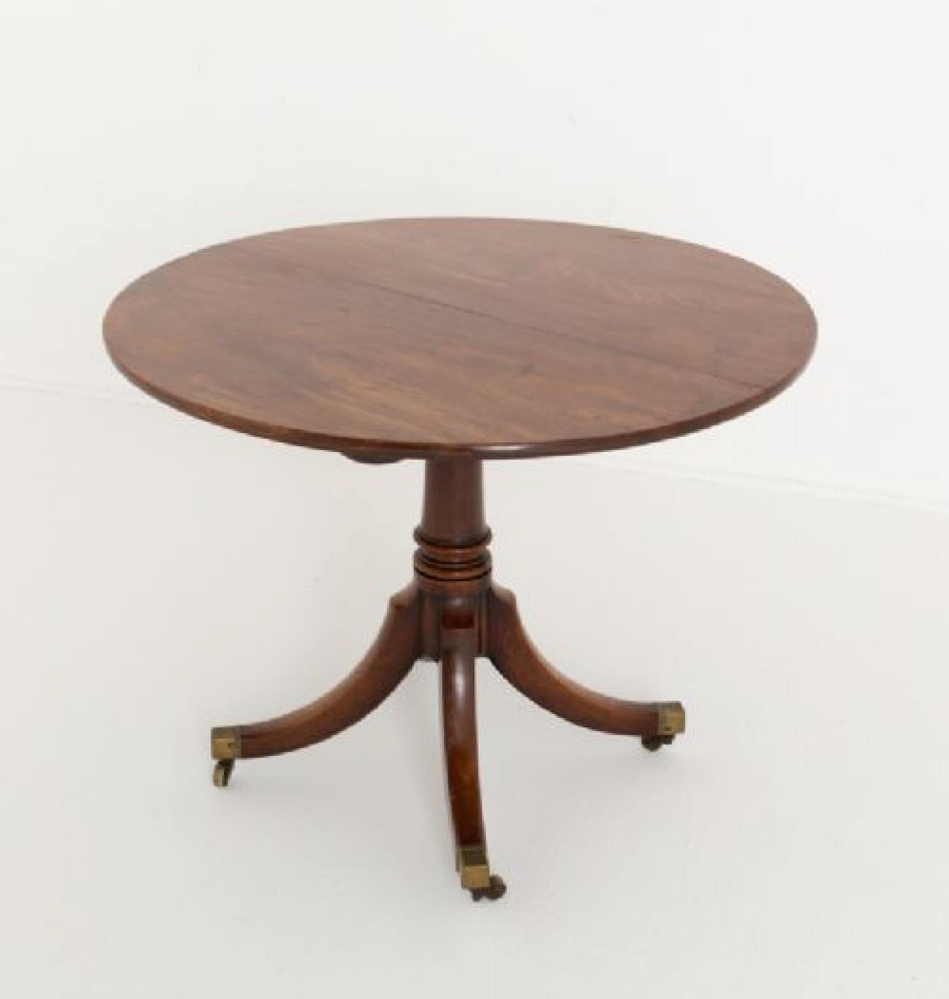 Acajou Table centrale géorgienne ancienne en acajou en vente