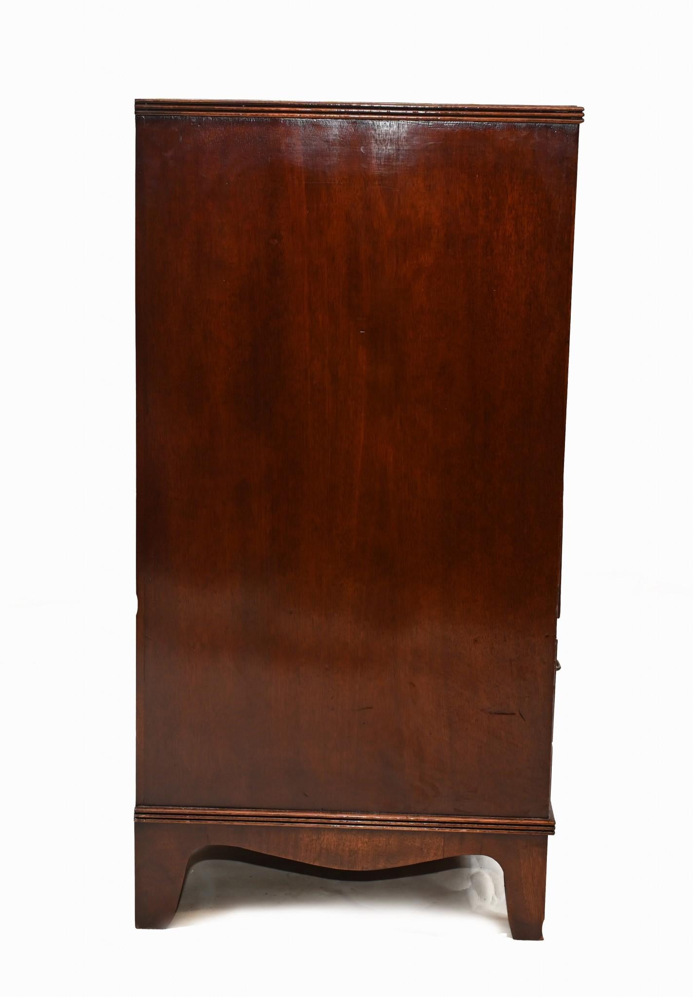 Charming Georgian chest of drawers in mahogany
Clean and simple design in the Hepplewhite manner
Circa 1810 on this fine piece of elegant English furniture
Great patina to the wood, I bet this piece could tell some stories
Some of our items are