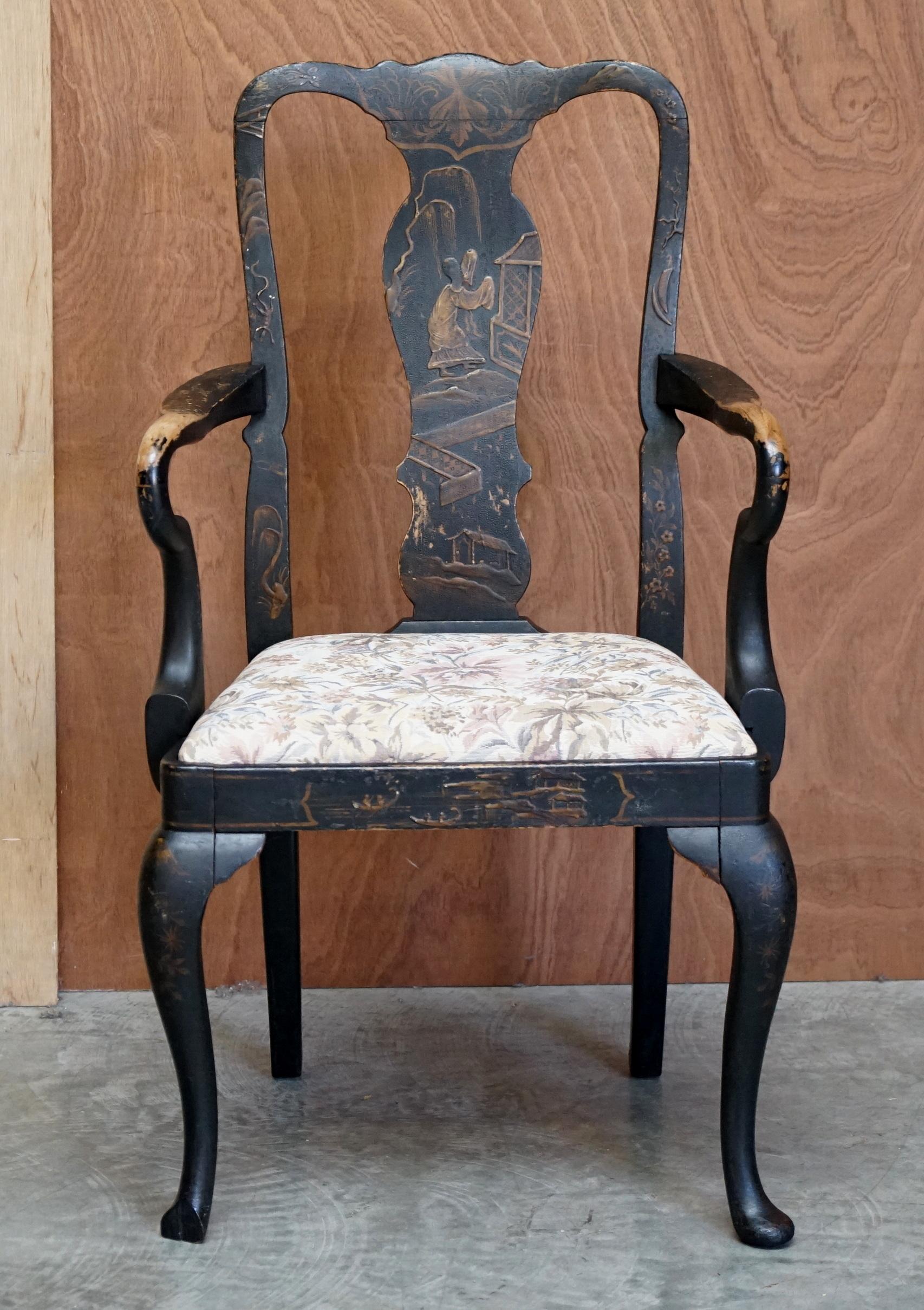 Wir freuen uns, diesen wunderschönen georgianischen Chinoiserie-Sessel aus der Zeit um 1800 mit schwarzer Originalfarbe zum Verkauf anbieten zu können

Was für ein Stück! Basierend auf den frühen George-II-Stühlen, die um 1740 entstanden sind, ist
