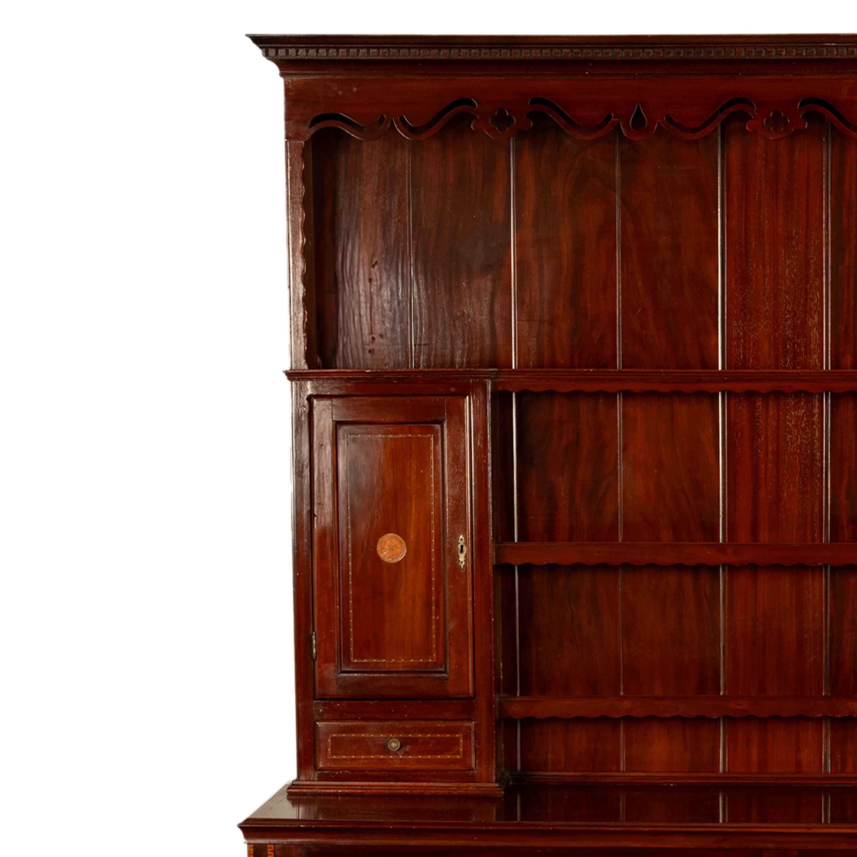 Antigua cómoda georgiana Chippendale de caoba tallada con incrustaciones Estante para platos 1790 en venta 5