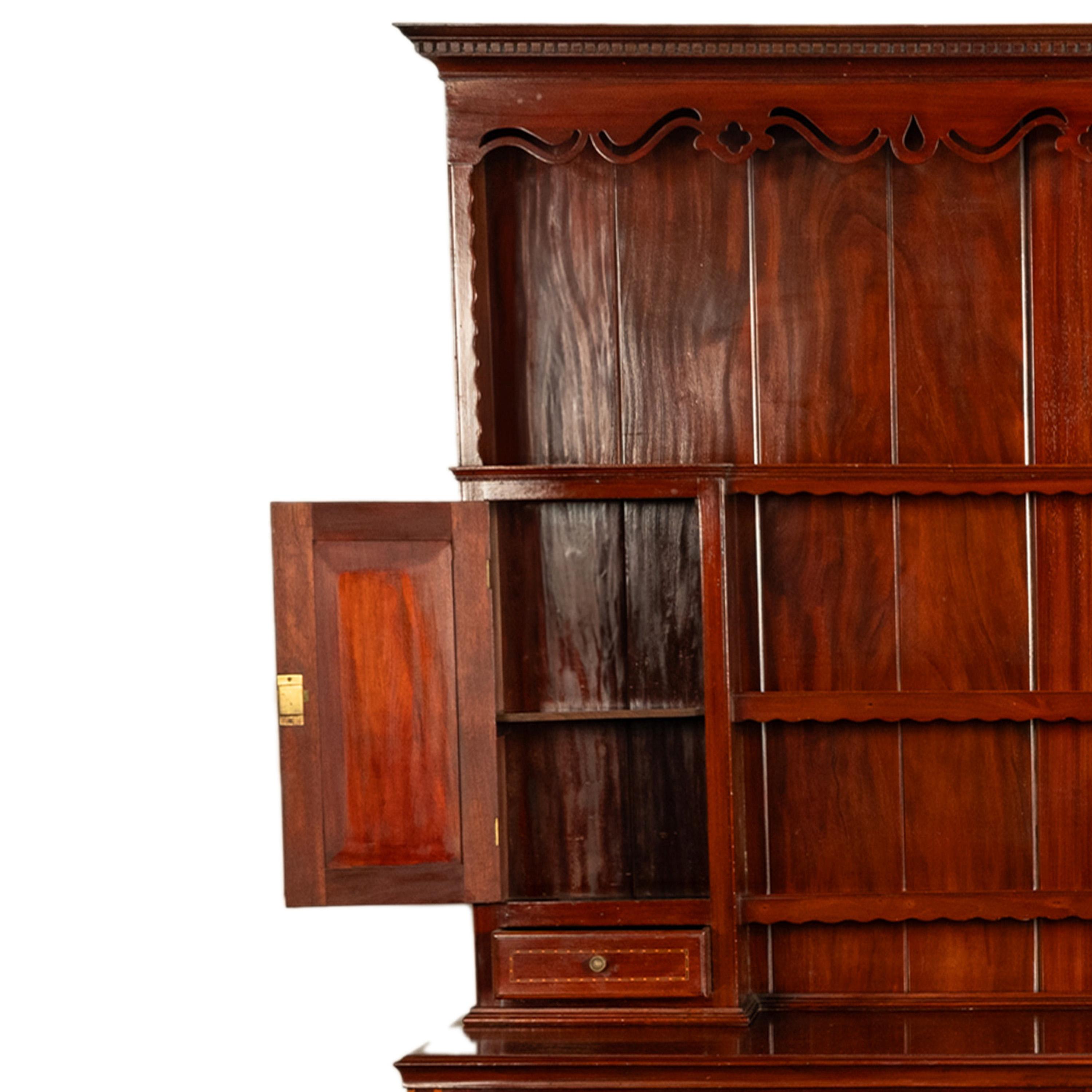 Antigua cómoda georgiana Chippendale de caoba tallada con incrustaciones Estante para platos 1790 en venta 6