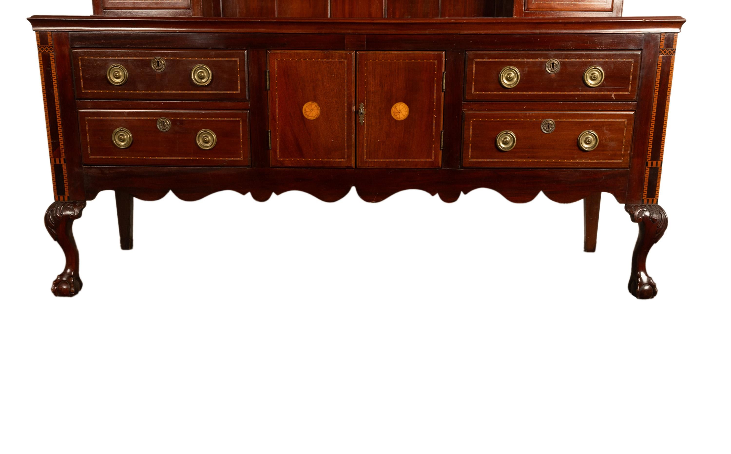 Antigua cómoda georgiana Chippendale de caoba tallada con incrustaciones Estante para platos 1790 en venta 7