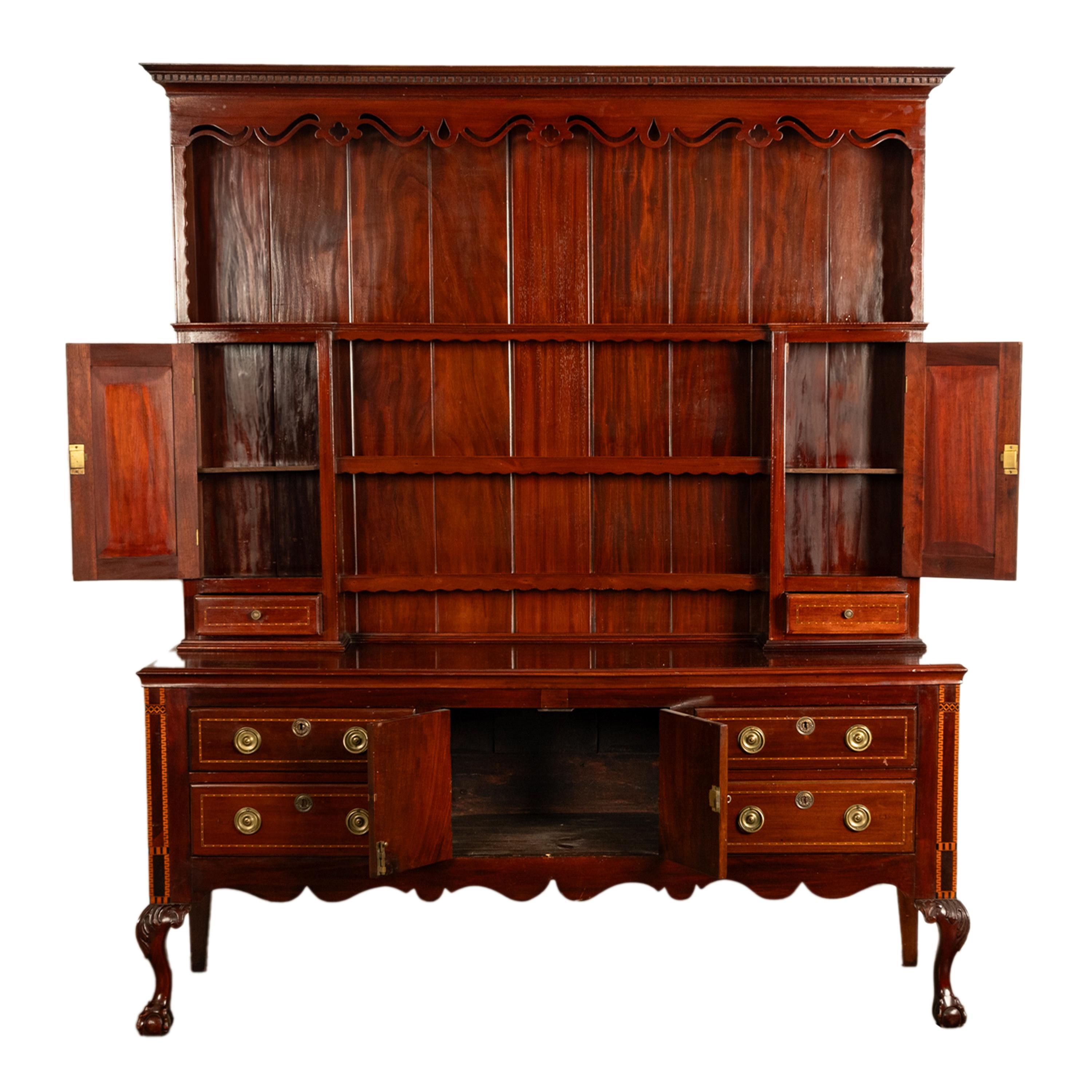 Antigua cómoda georgiana Chippendale de caoba tallada con incrustaciones Estante para platos 1790 en Bueno estado para la venta en Portland, OR