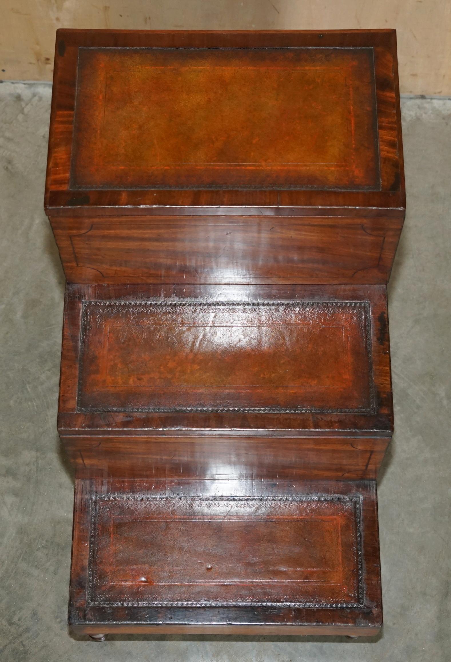 Inglese ANTICA BIBLIOTECA GEORGIANA CIRCA 1820 IN LEGNO DURO E PELLE SCALA INTERNA in vendita