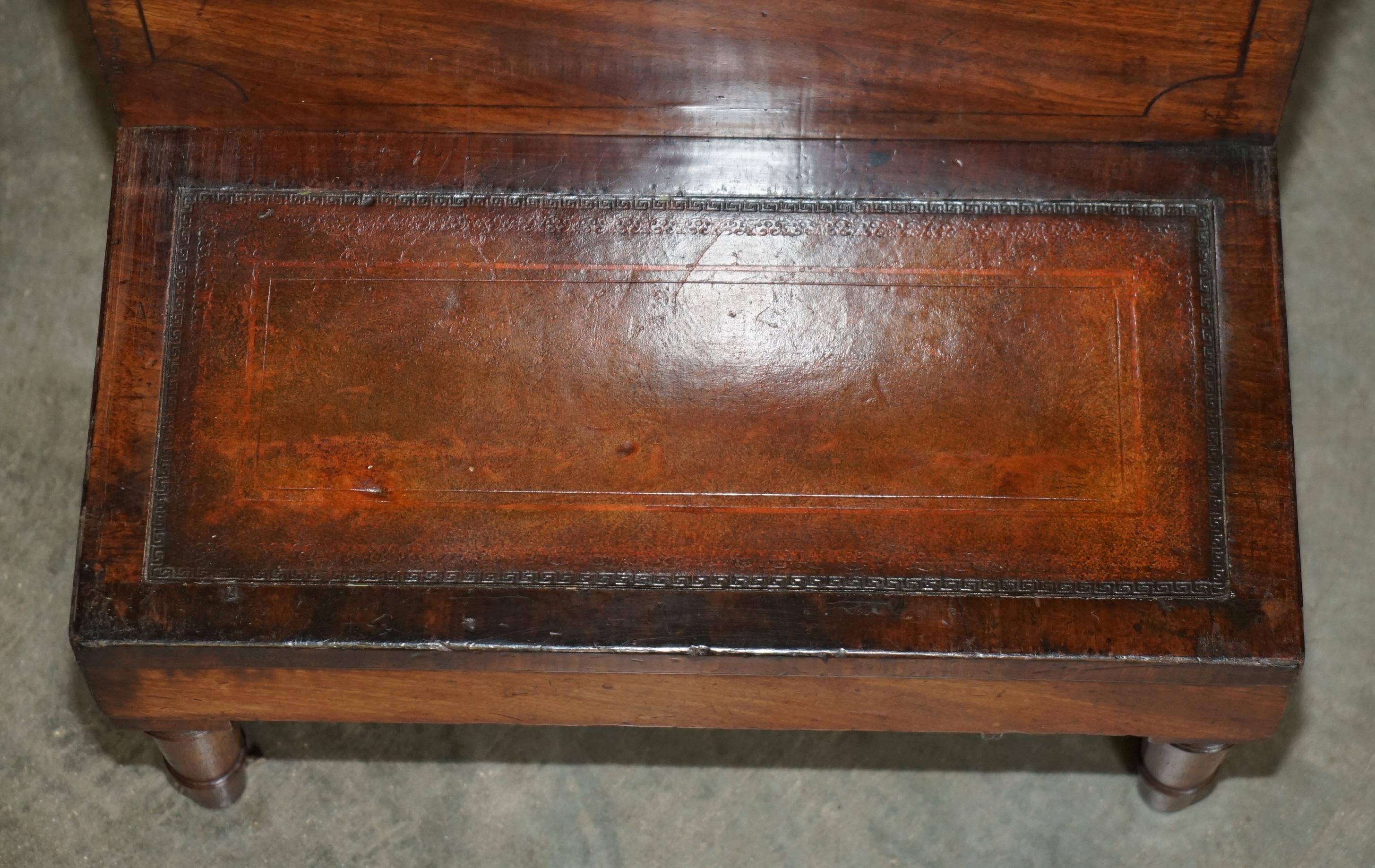 Pelle ANTICA BIBLIOTECA GEORGIANA CIRCA 1820 IN LEGNO DURO E PELLE SCALA INTERNA in vendita