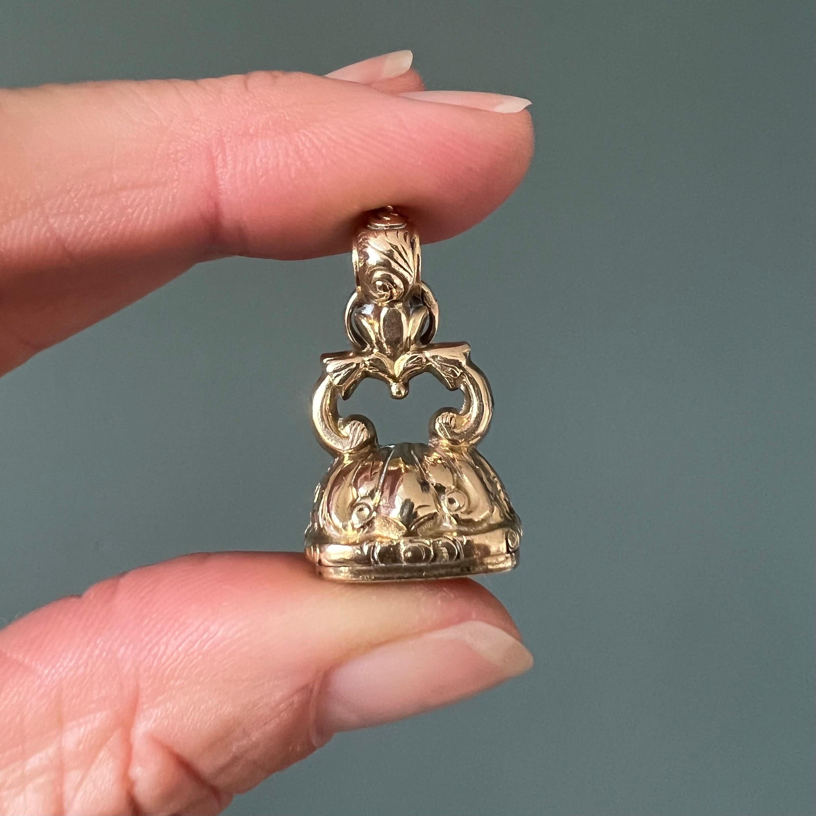 This Antique Georgian Floral Gold Cased Fob Pendant -featuring a citrine stone and a forget-me-not flower intaglio - is an exquisite piece of jewelry from the late 18th to early 19th century (circa 1714–1837). The pendant showcases the exceptional