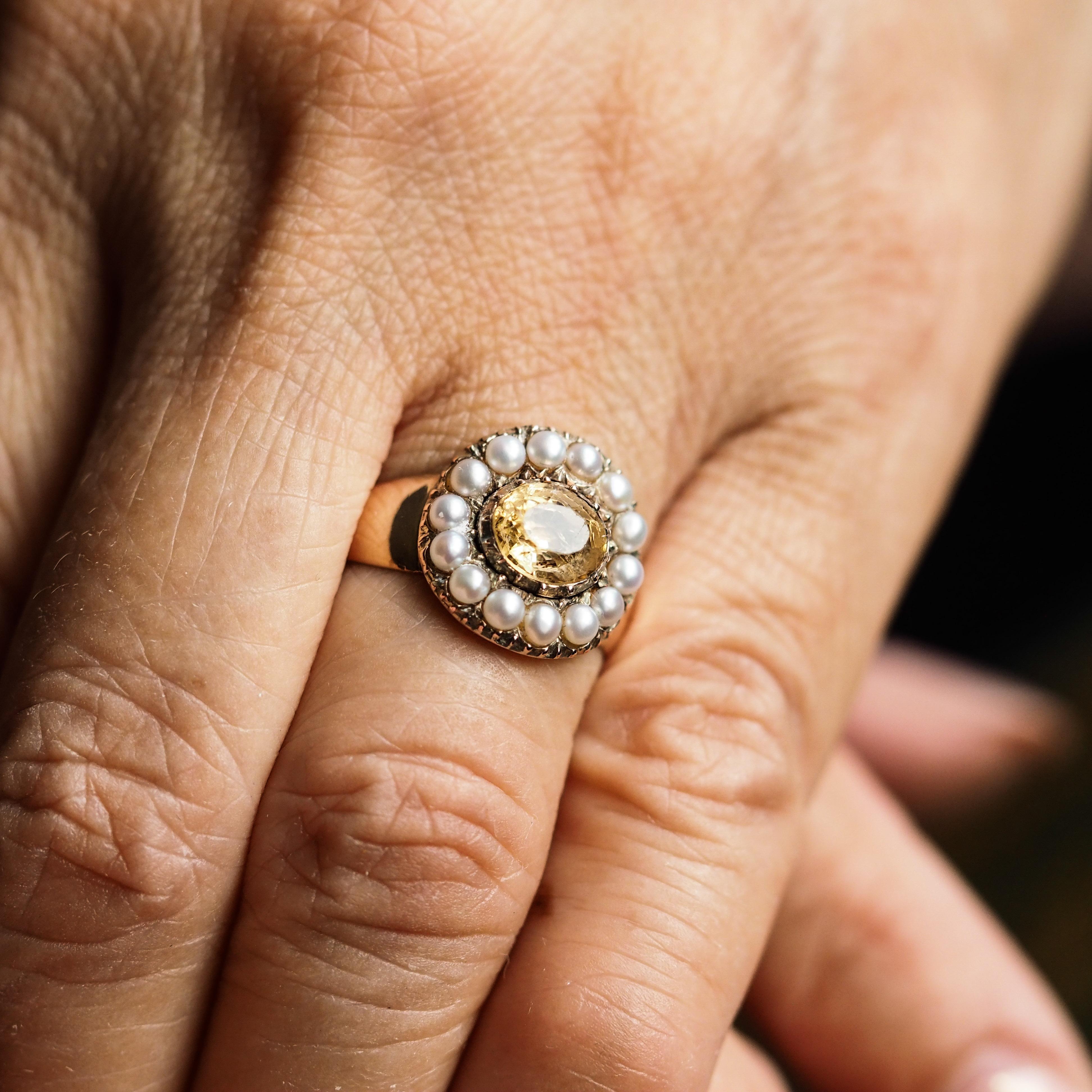 Estamos encantados de ofrecer este encantador anillo georgiano antiguo de oro de 14 ct con citrino, fabricado hacia 1800.

El anillo presenta un precioso diseño en racimo con el citrino facetado más maravilloso en el centro, rodeado de brillantes