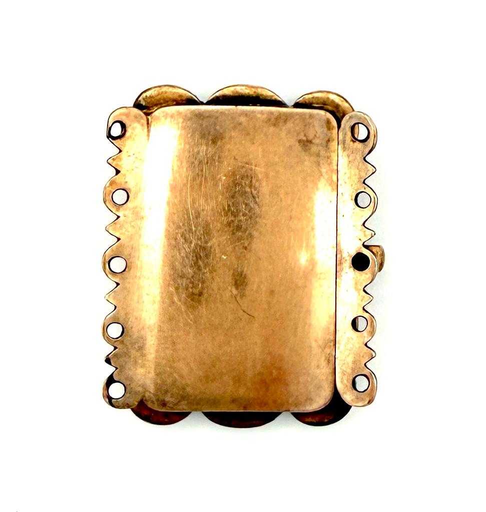 Diese charmante Schließe in Form einer Schnalle wurde um 1830 aus 9K Roségold gefertigt. Die Schnalle ist mit zehn runden, facettierten Granaten besetzt, die beiden größeren Granate sind oval. Er ist für die Aufnahme von fünf Perlensträngen