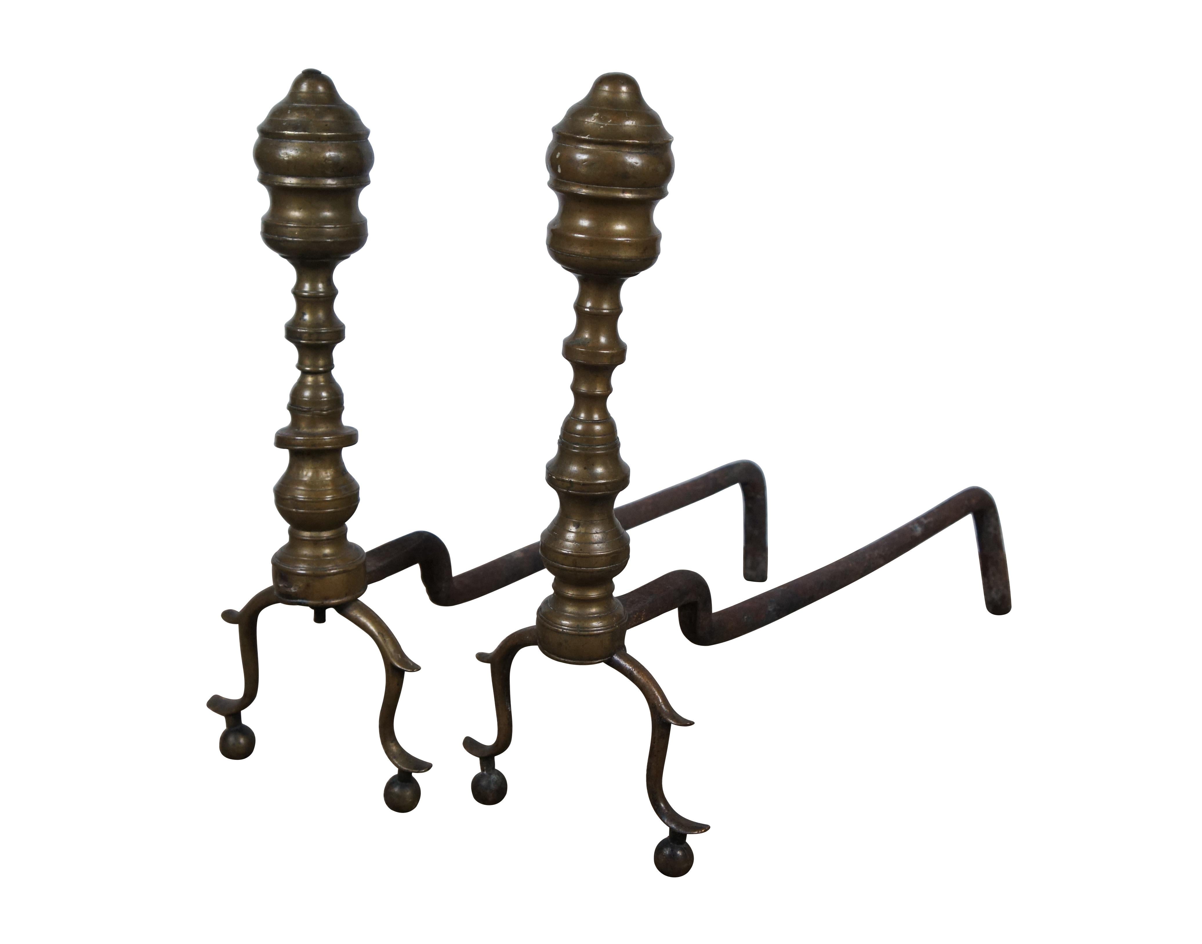 Pair of late 18th / early 19th century antique wrought iron and brass andirons / fire dogs featuring Colonial or Georgian styling with bow legs and a beehive shaped finial.

Dimensions:
6.75