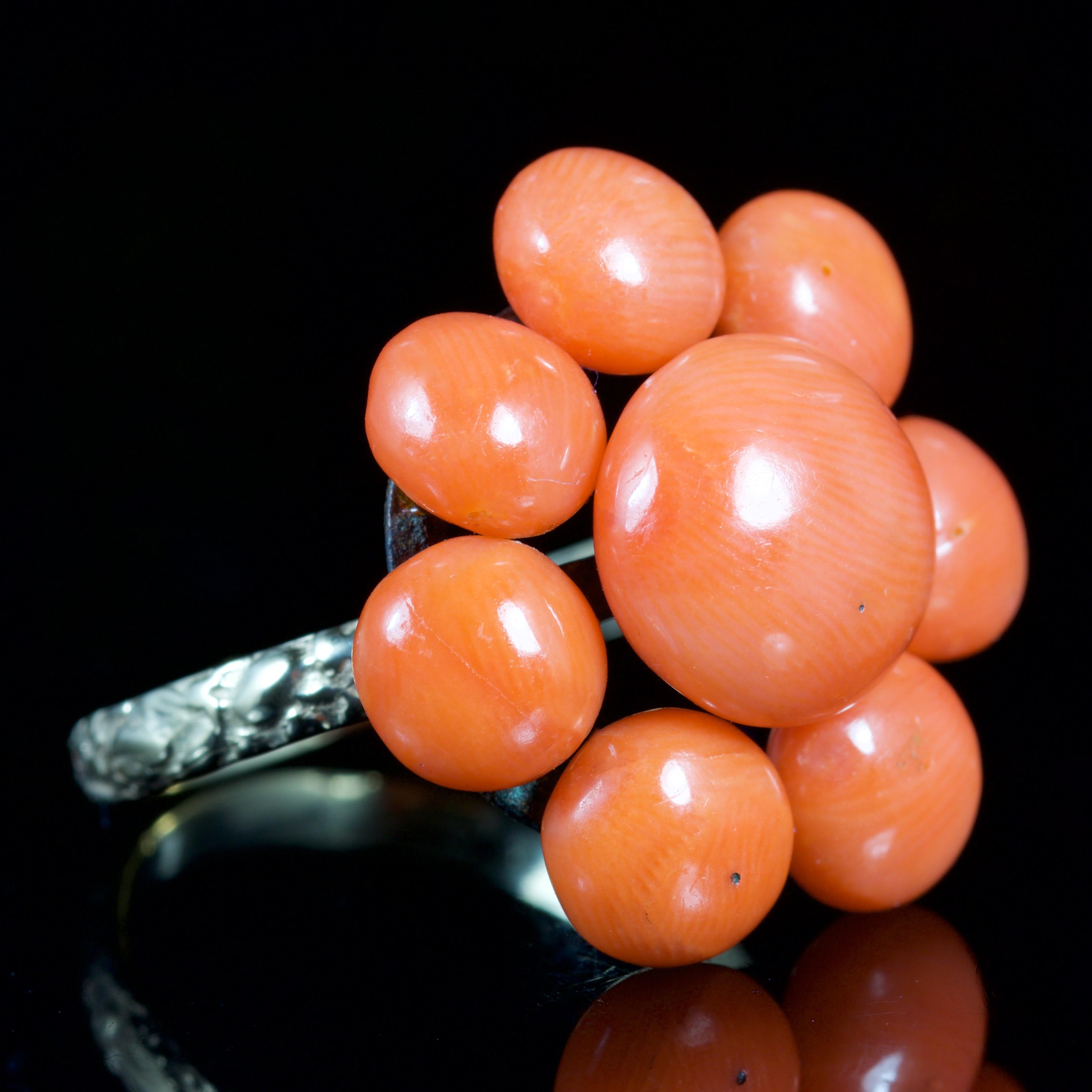 Antique Georgian Coral Cluster Ring 18 Carat Gold, circa 1800 For Sale 1