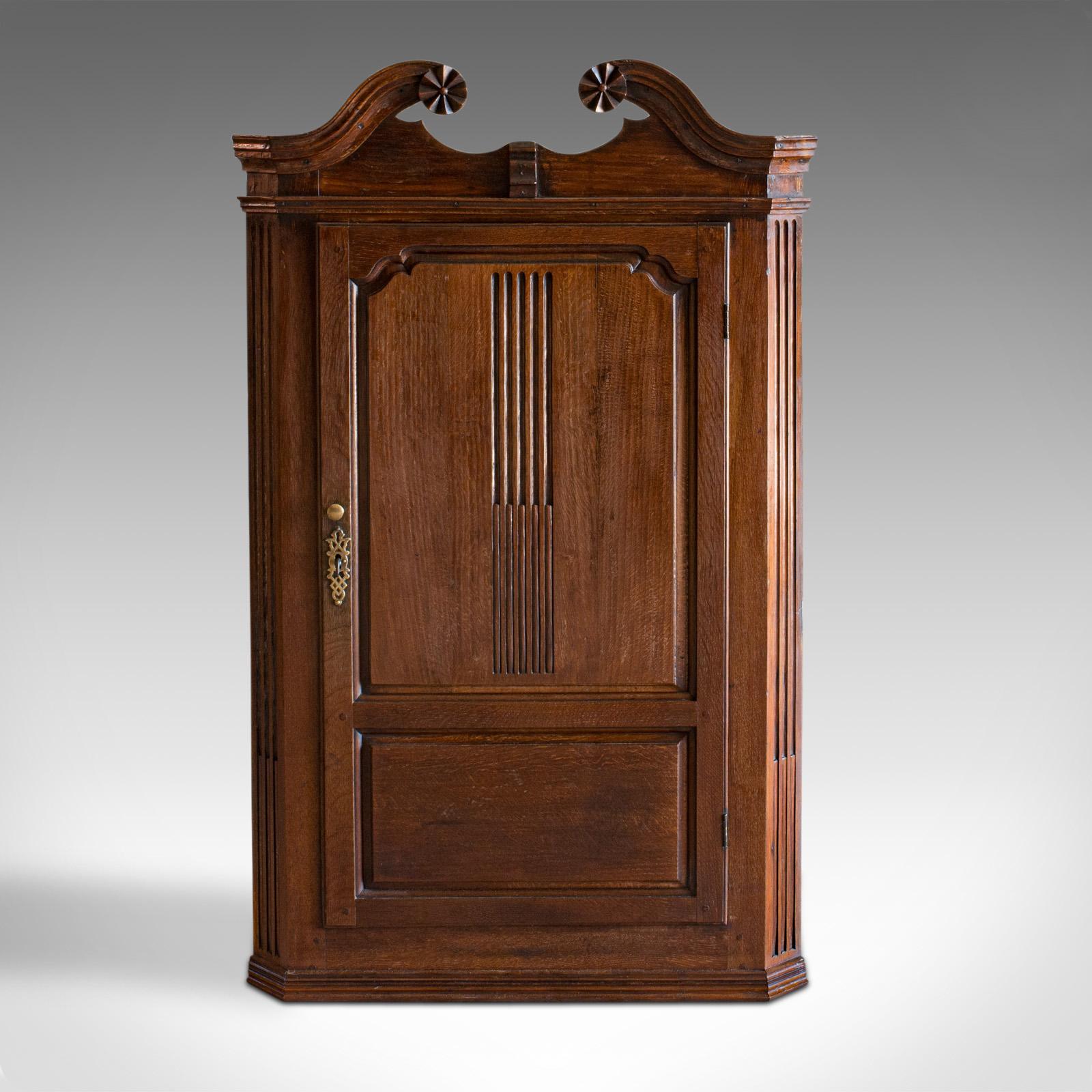Georgien Antique meuble d'angle géorgien:: anglais:: chêne:: armoire suspendue:: circa 1780 en vente