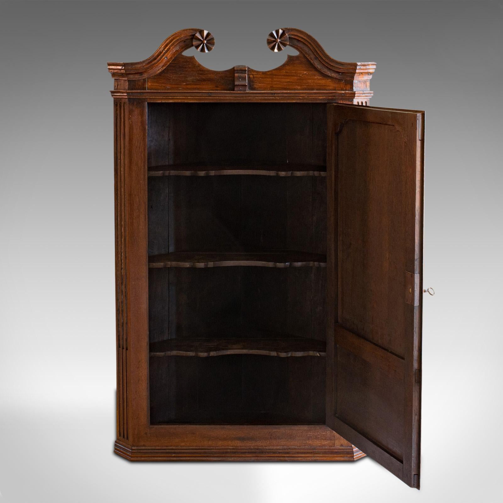 Anglais Antique meuble d'angle géorgien:: anglais:: chêne:: armoire suspendue:: circa 1780 en vente