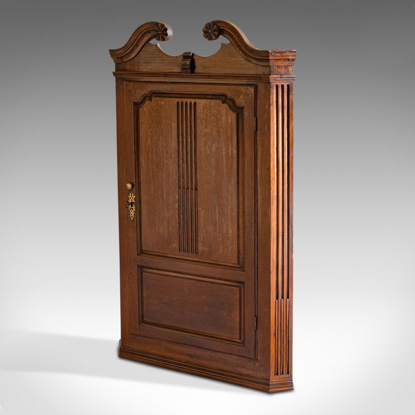 Antique meuble d'angle géorgien:: anglais:: chêne:: armoire suspendue:: circa 1780 Bon état - En vente à Hele, Devon, GB