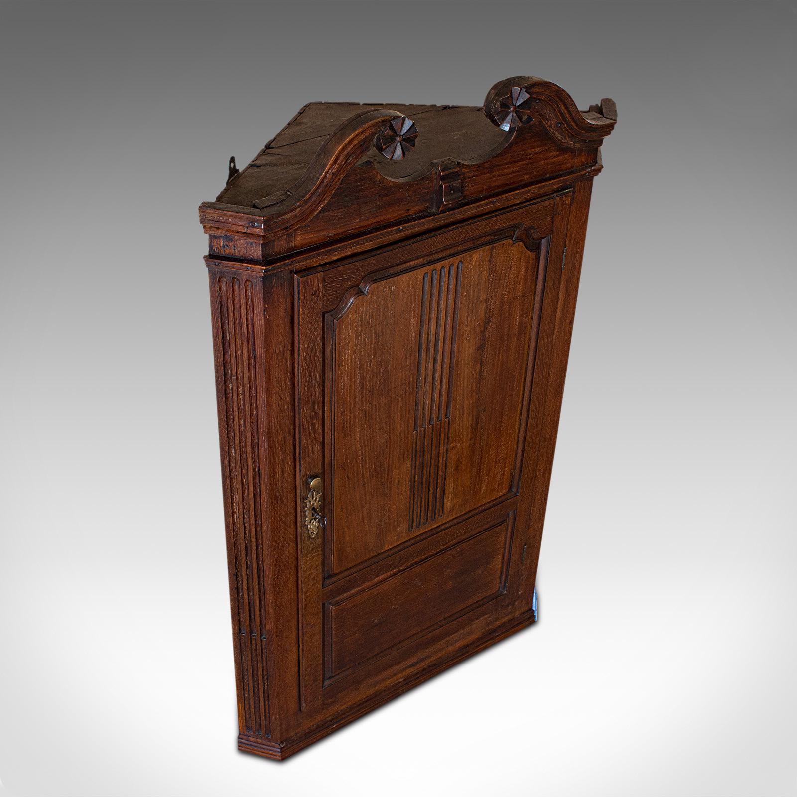 Antique meuble d'angle géorgien:: anglais:: chêne:: armoire suspendue:: circa 1780 en vente 1