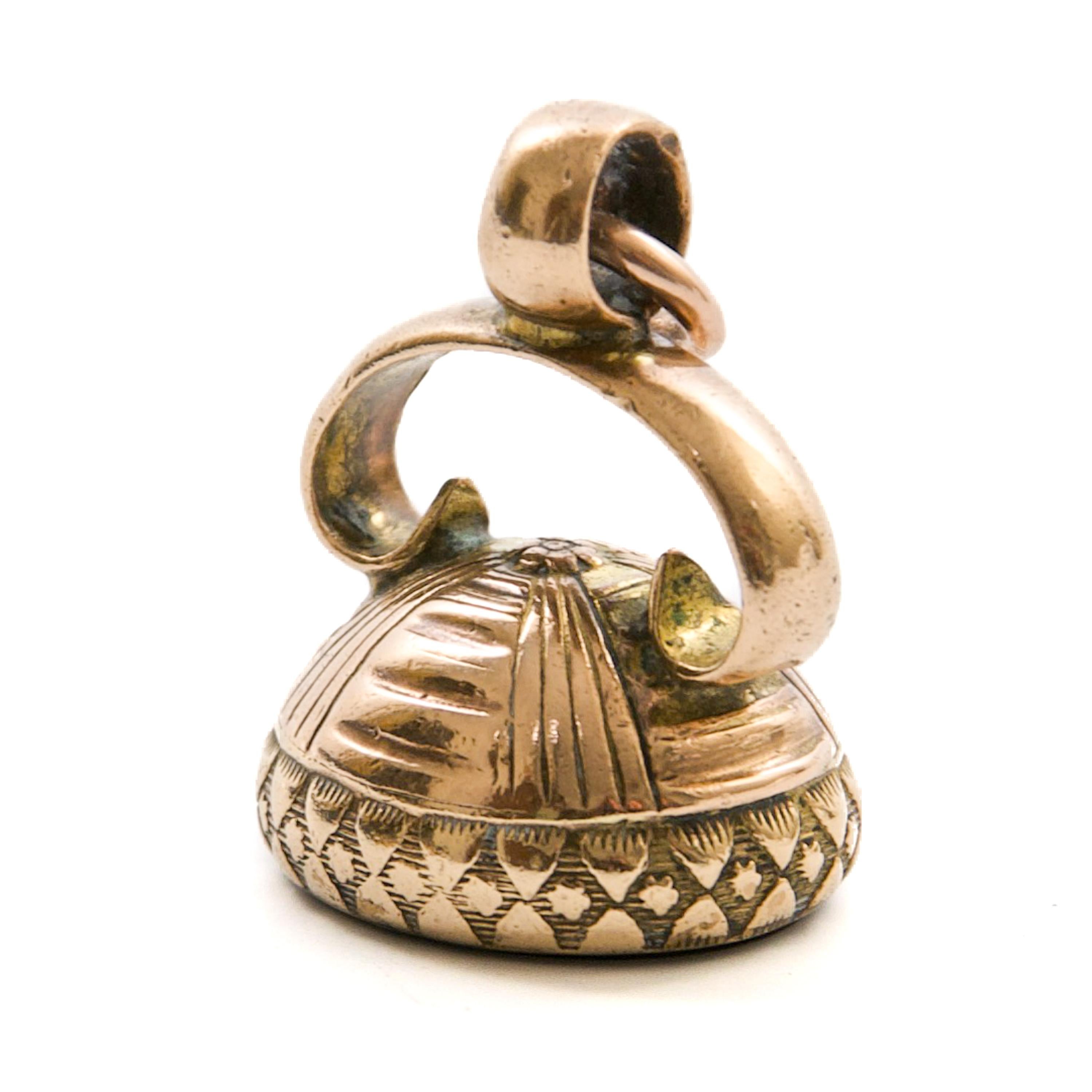 Antique Georgian Dark Carnelian Gold Fob Pendant In Good Condition For Sale In Rotterdam, NL
