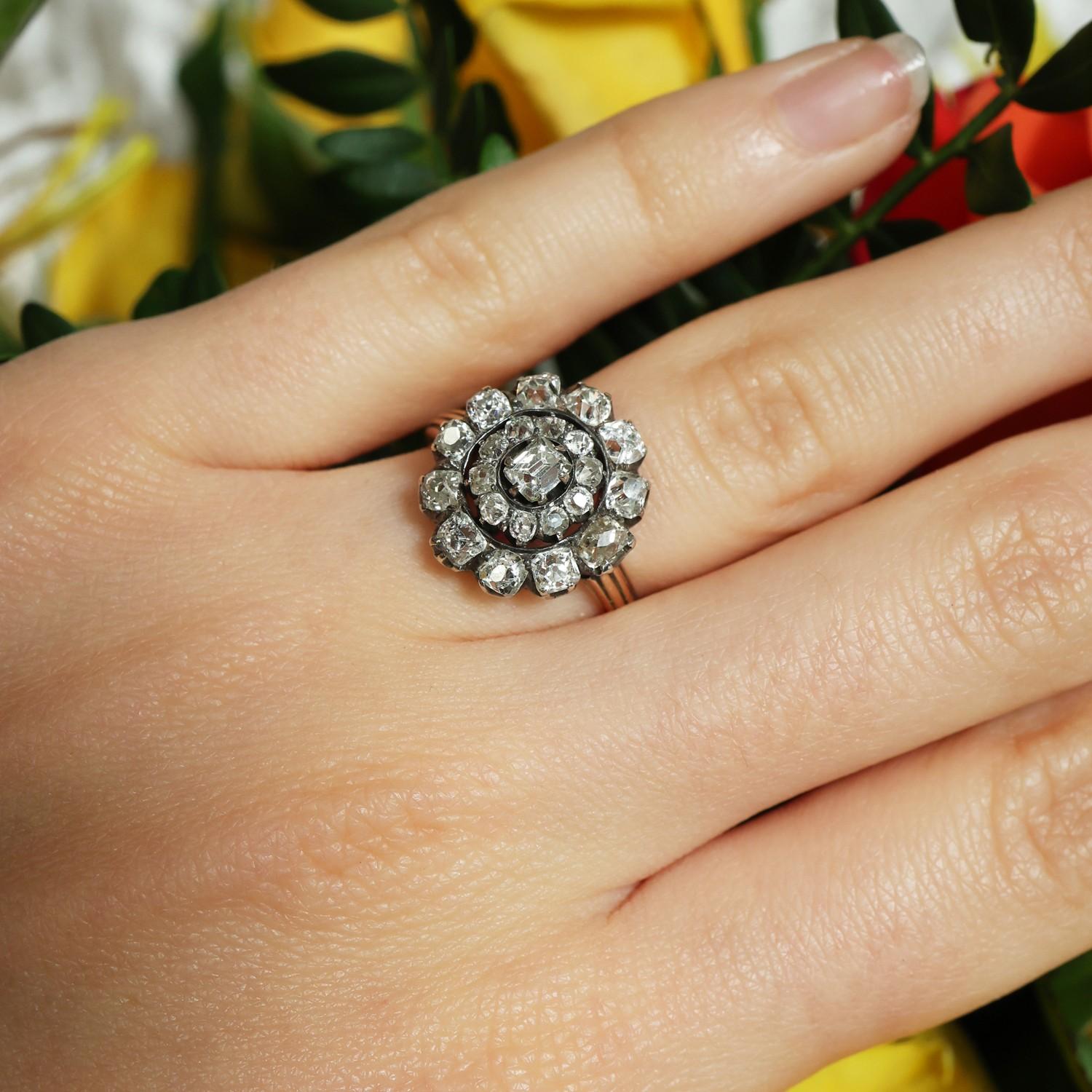 Antico anello georgiano con diamante a grappolo, con un diamante rettangolare tagliato da miniera al centro e un grappolo di diamanti tagliati da miniera in due file, con incastonatura a corona in argento e oro, su un gambo in oro rosa, con spalle