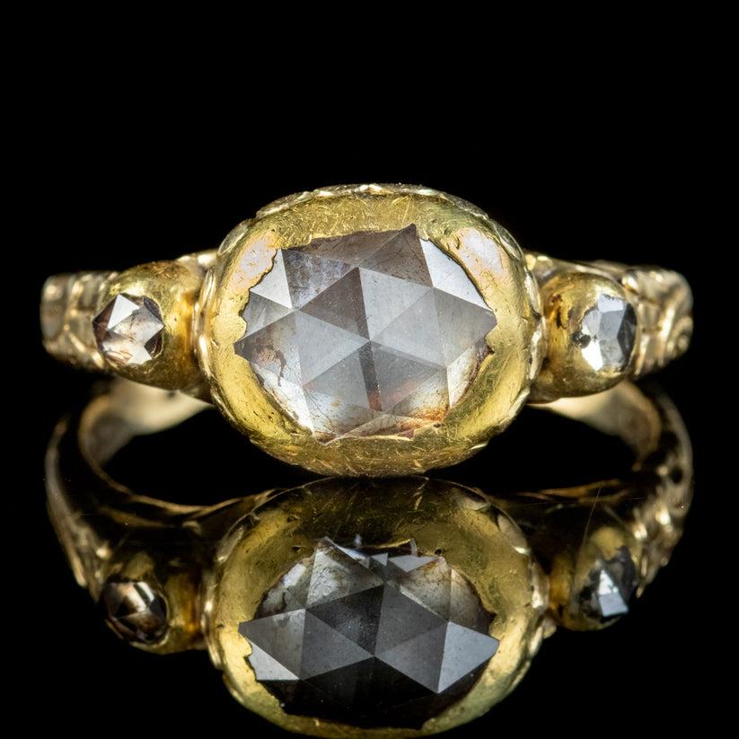 Ein großartiger antiker georgianischer Ring aus dem späten 18. Jahrhundert, besetzt mit einem großen Diamanten im Rosenschliff in der Mitte mit einem Gewicht von ca. 1,80ct und zwei kleineren Rosenschliffen auf beiden Seiten. Der Mittelstein