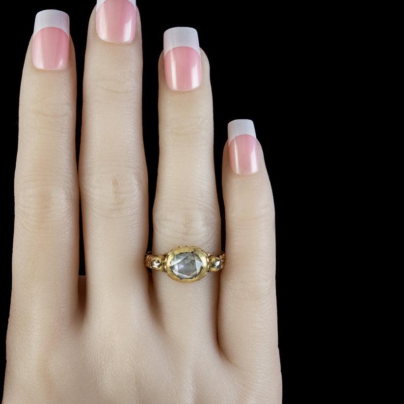 Antiker georgianischer Diamant-Trilogie-Ring im 1,80 Karat-Rosenschliff, um 1780 im Angebot 1