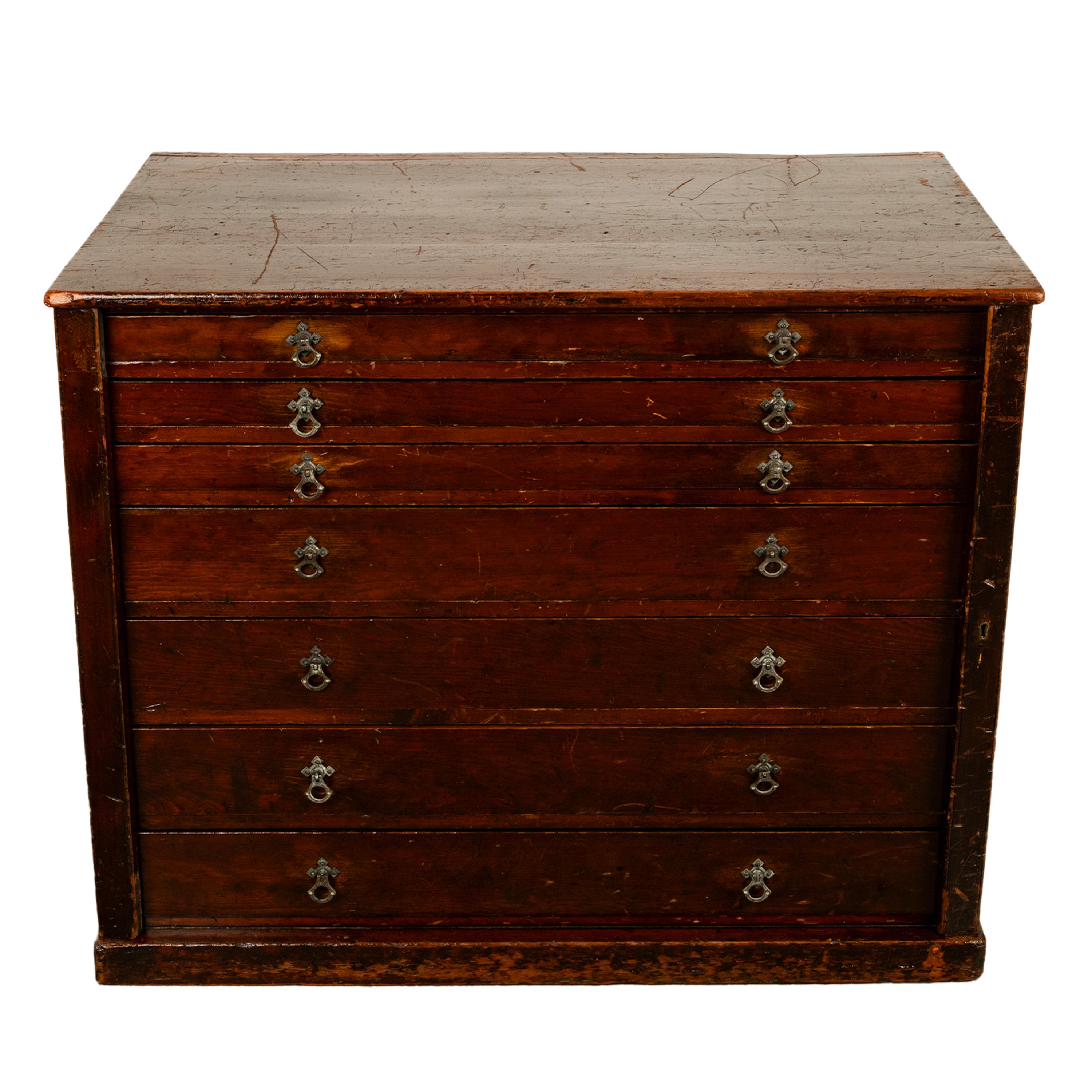 Un bon coffre d'architecte à sept tiroirs à serrure, de style géorgien, vers 1820.
La commode est fabriquée en noyer teinté et comporte sept tiroirs gradués. Les côtés de la commode sont munis d'une serrure à charnière qui permet de sécuriser les
