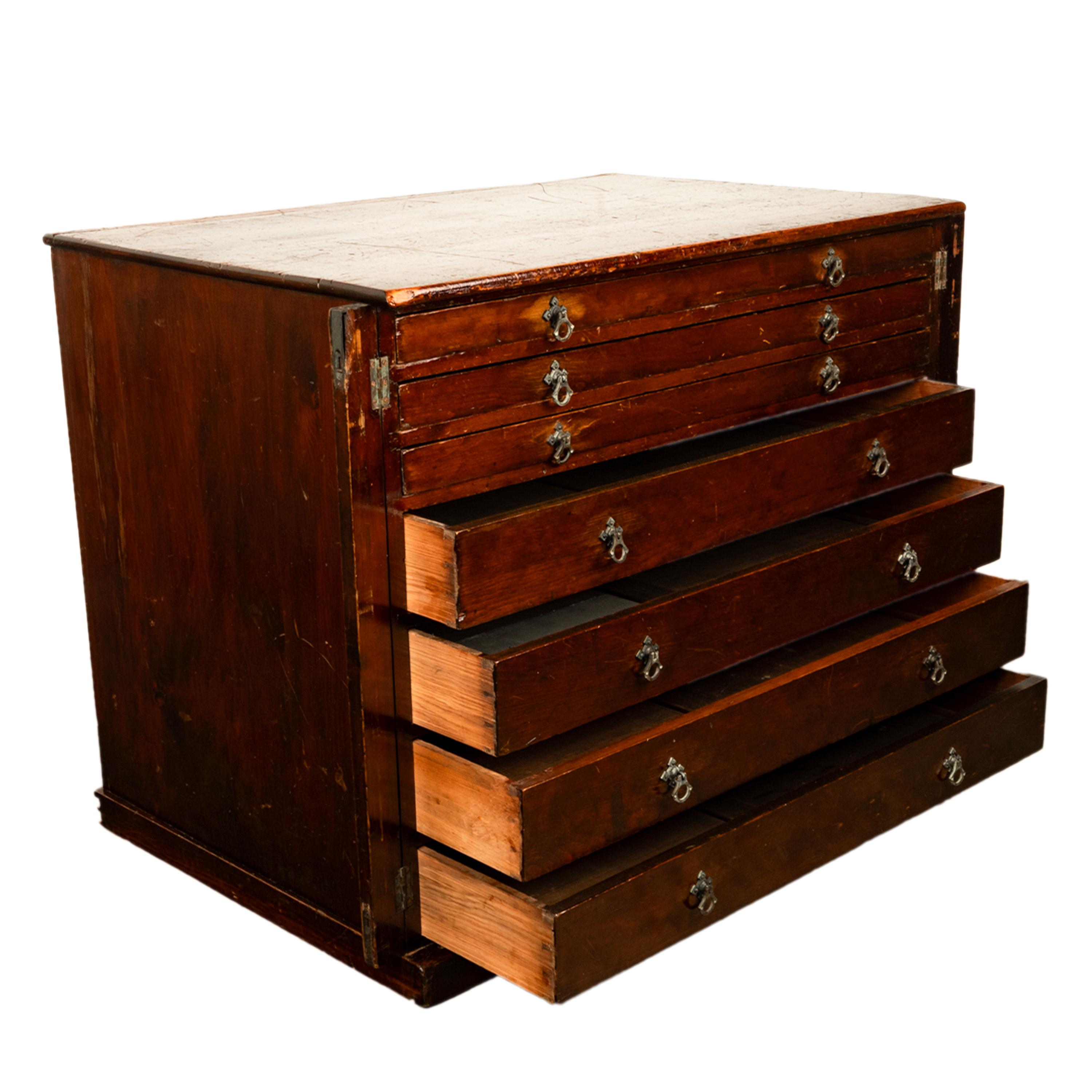 Noyer Ancienne commode géorgienne à 7 tiroirs, modèle de plan d'architecte, 1820 en vente