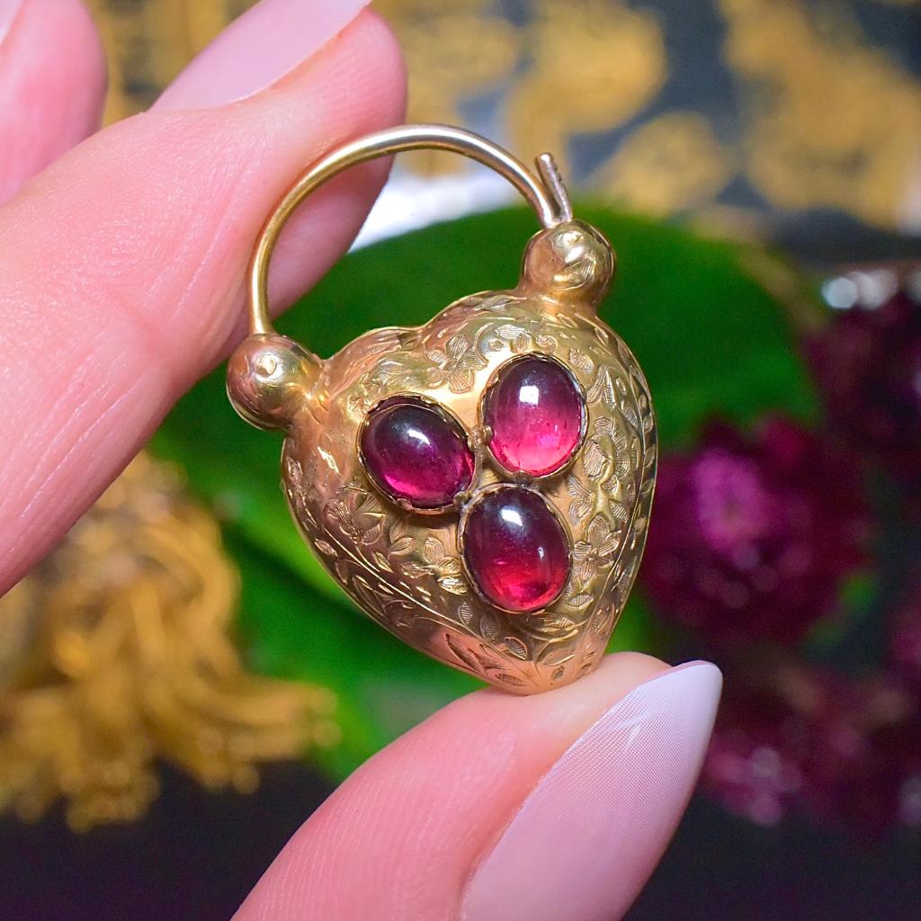 A splendid antique late Georgian / early Victorian heart padlock clasp dating to approximately 1830-1850.

Crafted from 15ct yellow gold and featuring exquisite spirals of foliage and wee flowers to both the front and back.  Amid the foliate details