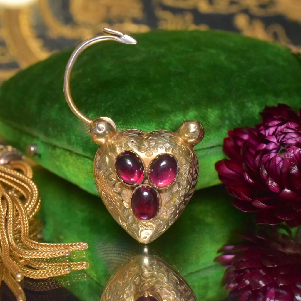 Antique Georgian / Early Victorian 15ct Yellow Gold Garnet Heart Padlock Clasp In Excellent Condition In NEW TOWN, AU