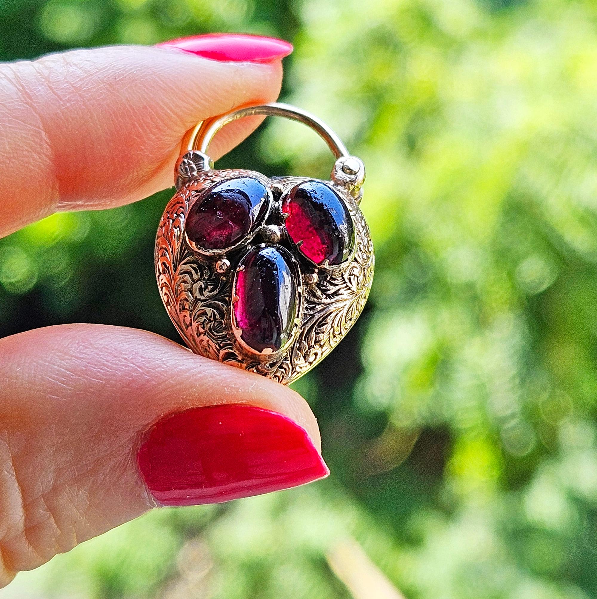 Pendentif en or géorgien / début de l'époque victorienne avec fermoir cadenas en grenat en forme de coeur en vente 6