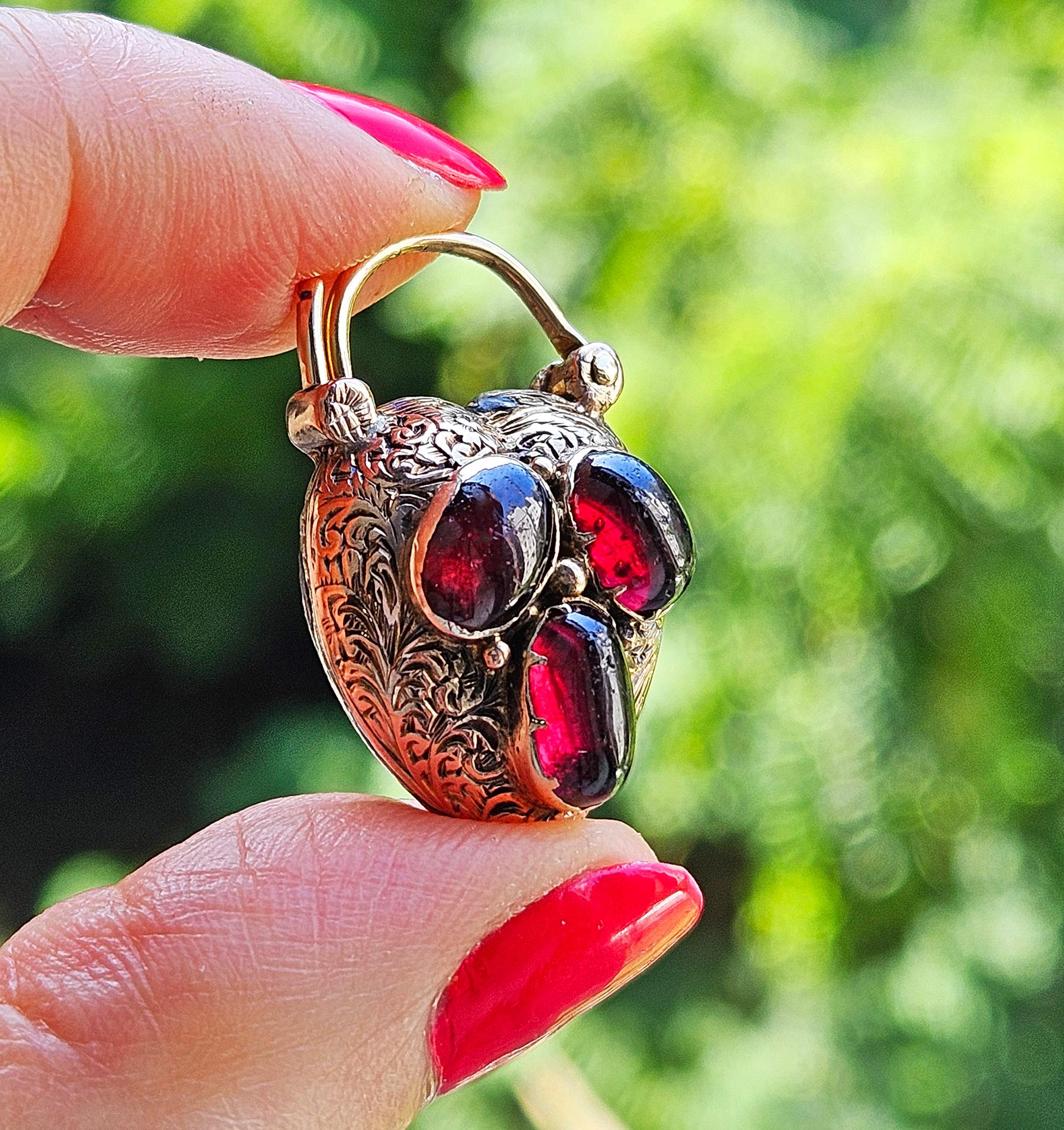 Pendentif en or géorgien / début de l'époque victorienne avec fermoir cadenas en grenat en forme de coeur en vente 7