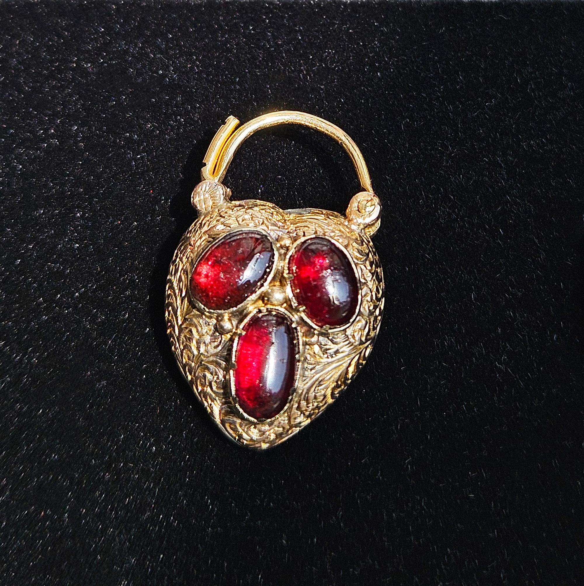 Pendentif en or géorgien / début de l'époque victorienne avec fermoir cadenas en grenat en forme de coeur en vente 9