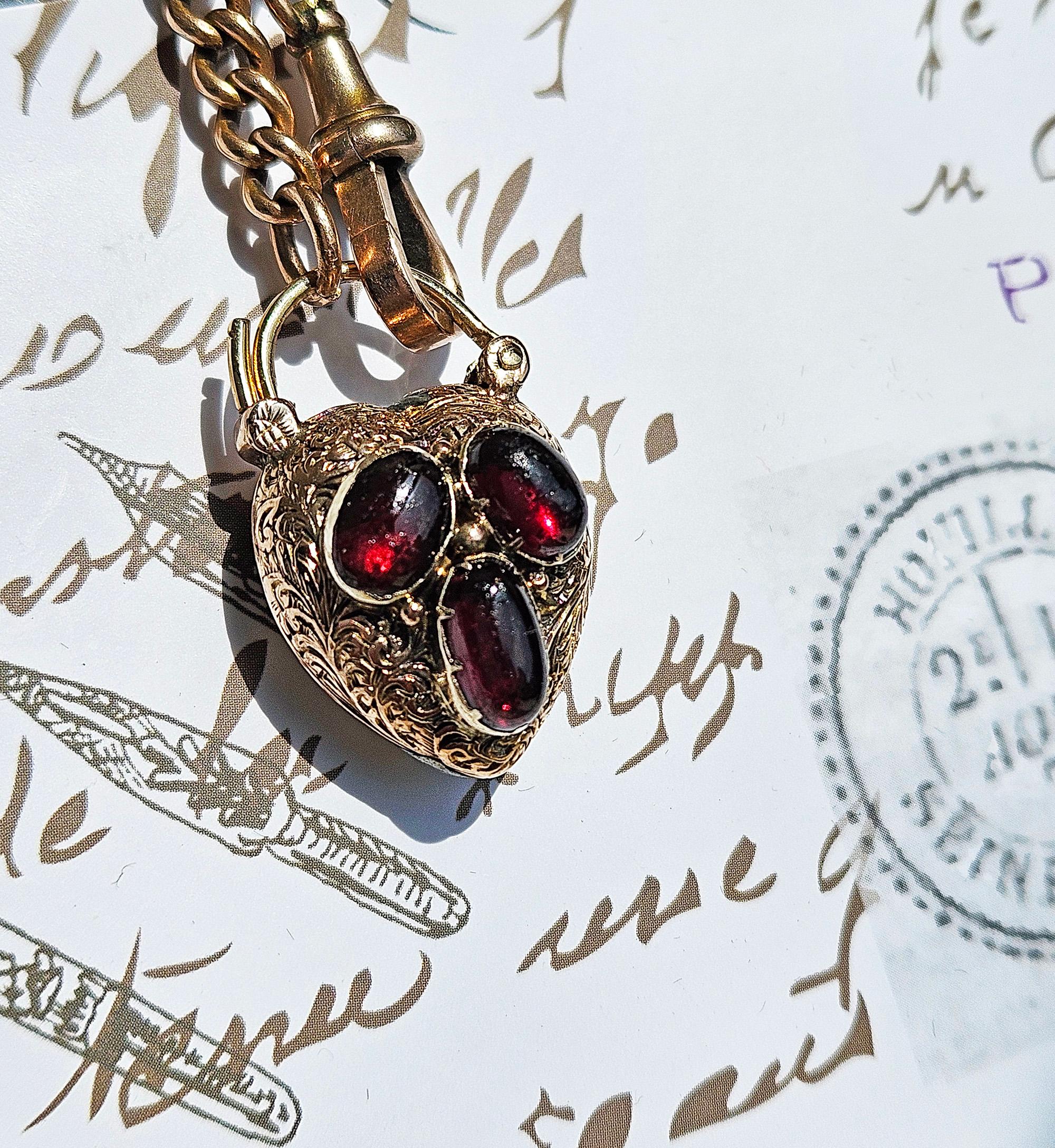 1830-1850 Antique Georgian / Early Victorian Chubby Cabochon Gold Garnet Heart Padlock Clasp Pendentif

Vous voulez offrir un cadeau qui a du sens ? Oubliez l'ordinaire ! Les époques géorgienne et victorienne nous ont apporté le très romantique