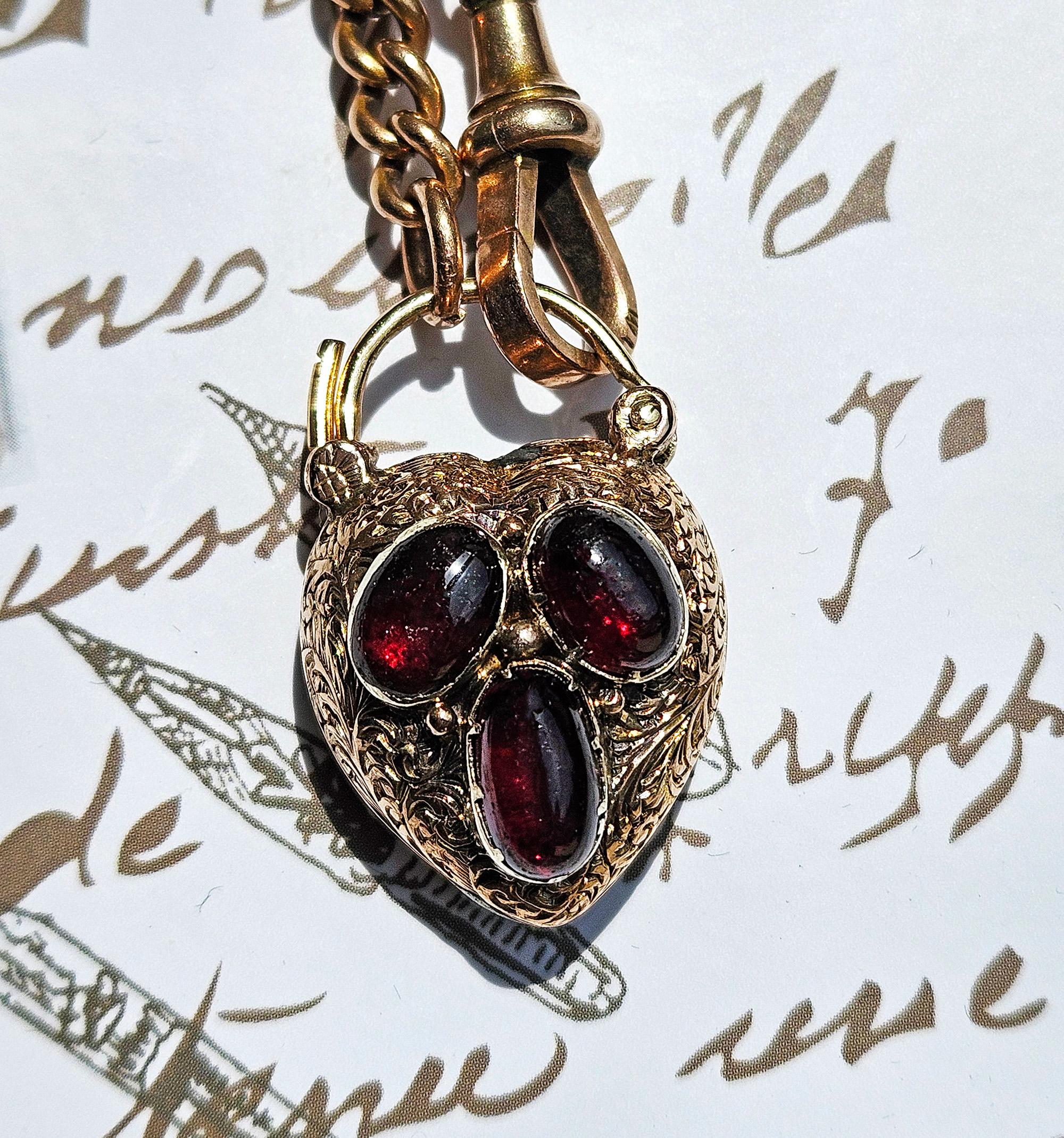 Georgien Pendentif en or géorgien / début de l'époque victorienne avec fermoir cadenas en grenat en forme de coeur en vente