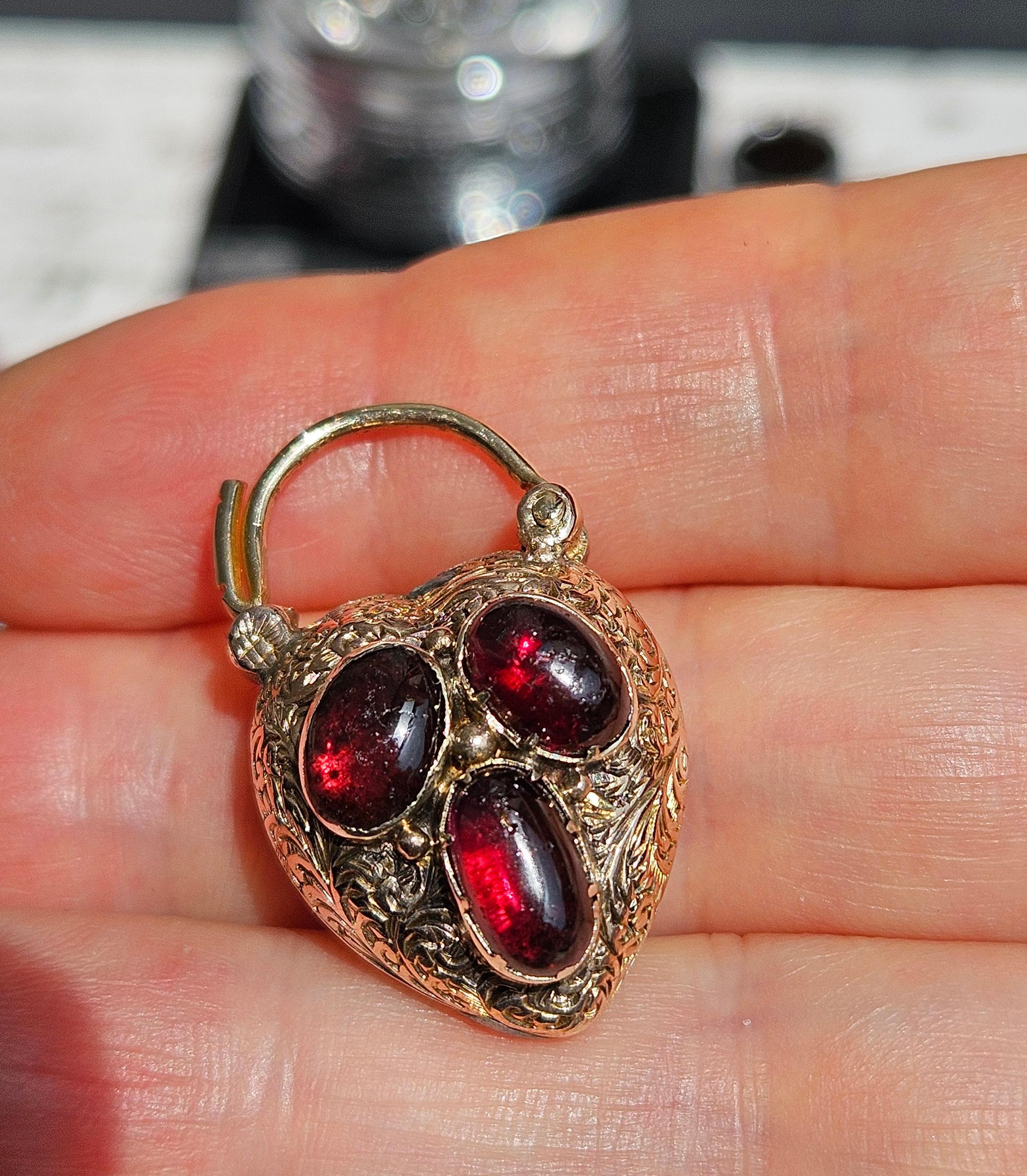 Pendentif en or géorgien / début de l'époque victorienne avec fermoir cadenas en grenat en forme de coeur État moyen - En vente à New York, NY