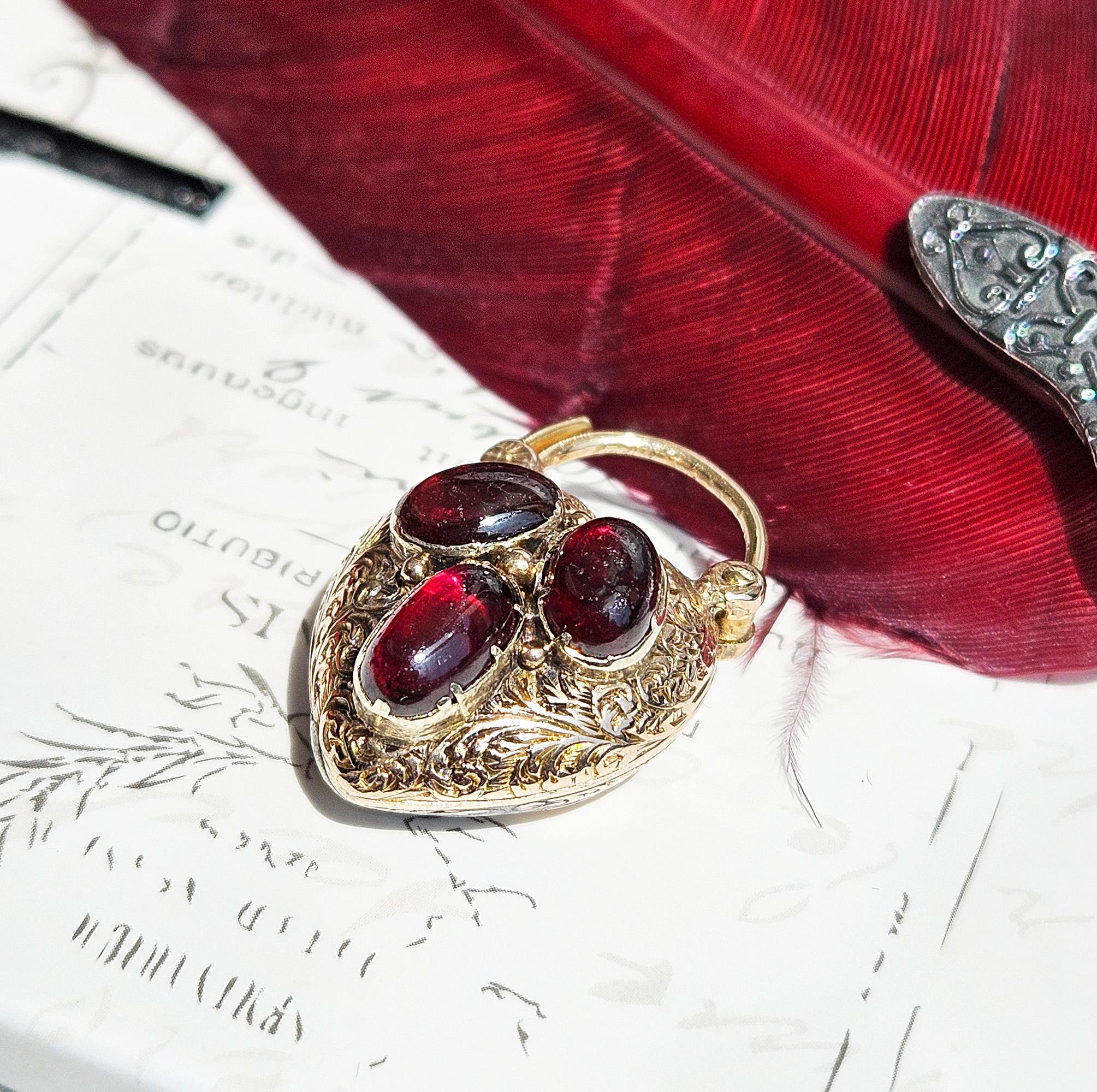 Pendentif en or géorgien / début de l'époque victorienne avec fermoir cadenas en grenat en forme de coeur Pour femmes en vente