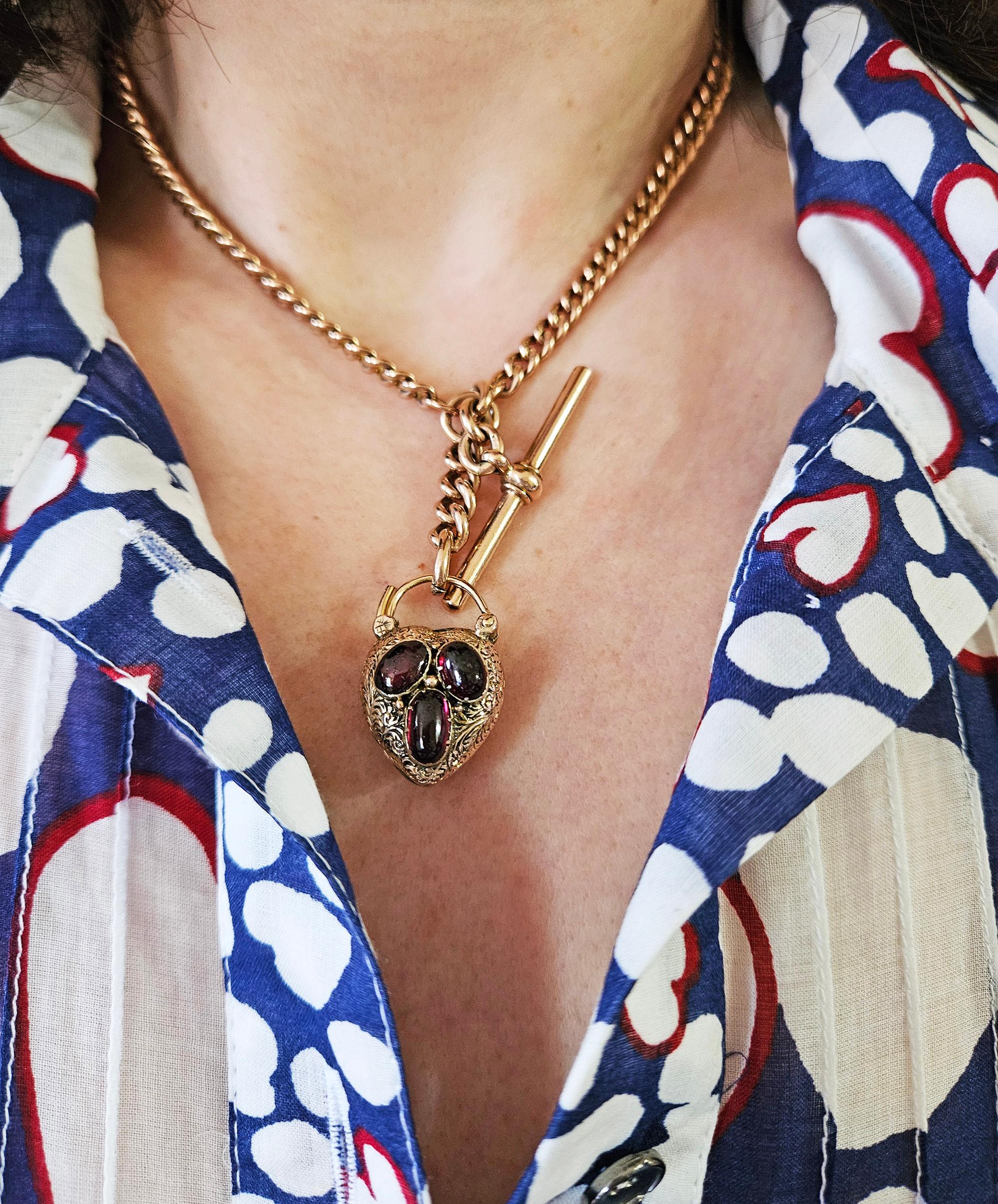 Pendentif en or géorgien / début de l'époque victorienne avec fermoir cadenas en grenat en forme de coeur en vente 1