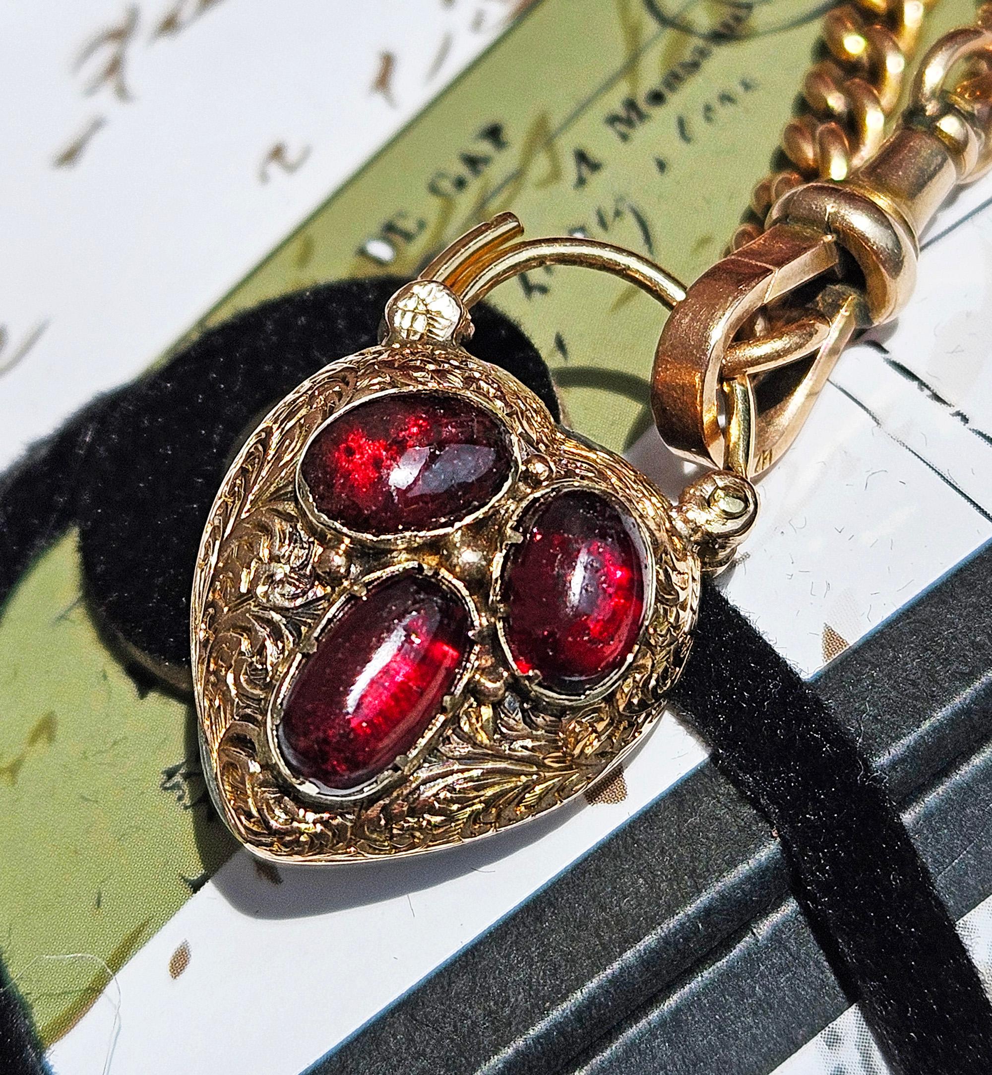 Pendentif en or géorgien / début de l'époque victorienne avec fermoir cadenas en grenat en forme de coeur en vente 2