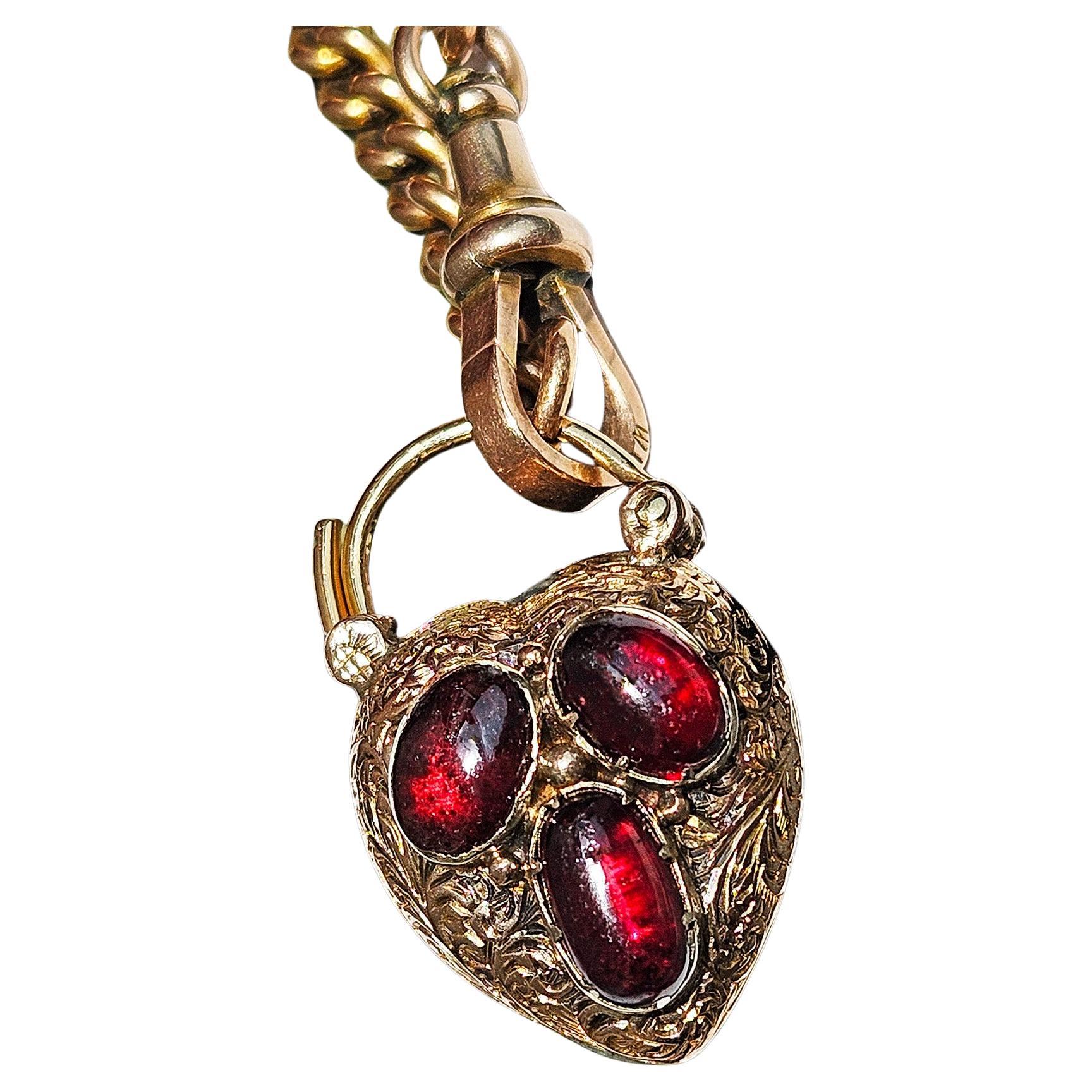 Pendentif en or géorgien / début de l'époque victorienne avec fermoir cadenas en grenat en forme de coeur en vente