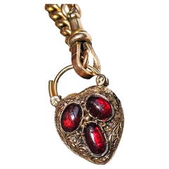 Pendentif en or géorgien / début de l'époque victorienne avec fermoir cadenas en grenat en forme de coeur