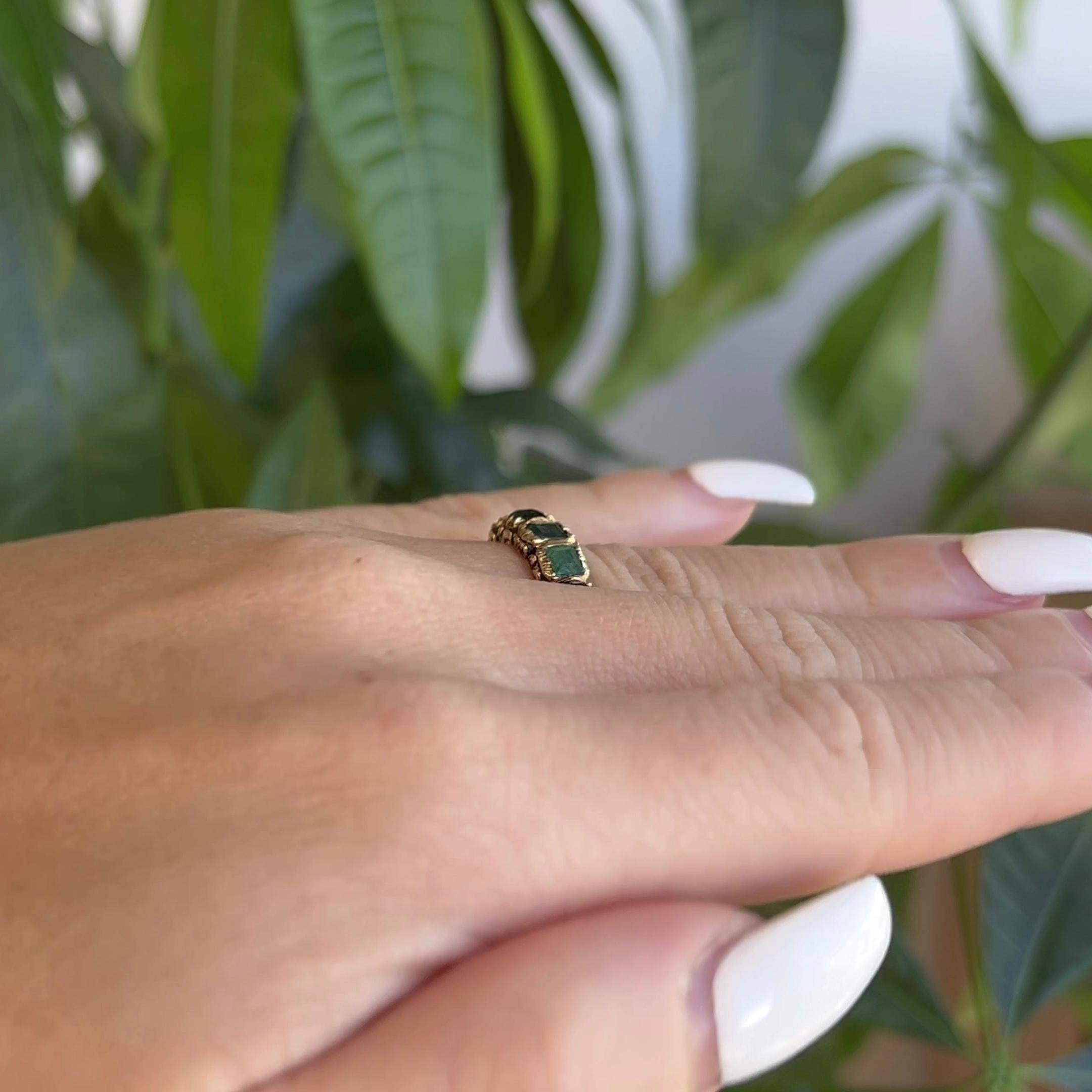 Antique Georgian Emerald 15 Karat Yellow Gold Engraved Five Stone Ring In Excellent Condition In Beverly Hills, CA