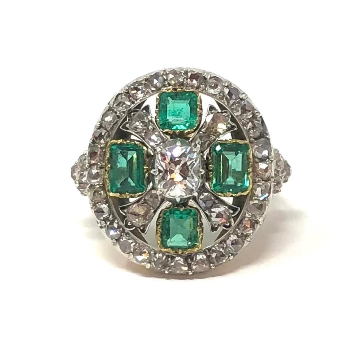 Ein Cluster-Ring aus der georgischen Periode mit ca. 1,55 Karat Gesamtgewicht an Diamanten im Altminen- und Rosenschliff und ca. 1,50 Karat Gesamtgewicht an Smaragden, gefasst in 14-karätigem Gold, gekrönt mit Silber.

Dieser Ring misst eine 7 1/2