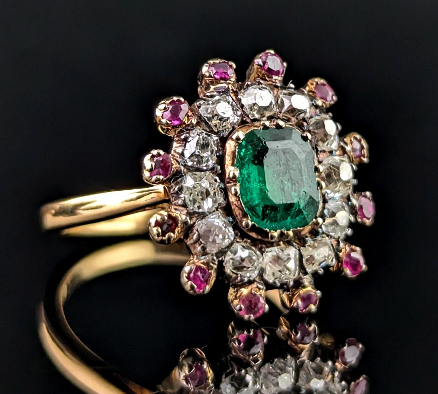 Antique Georgian Emerald, Diamond and Ruby cluster ring, 18k yellow gold In Good Condition In NEWARK, GB