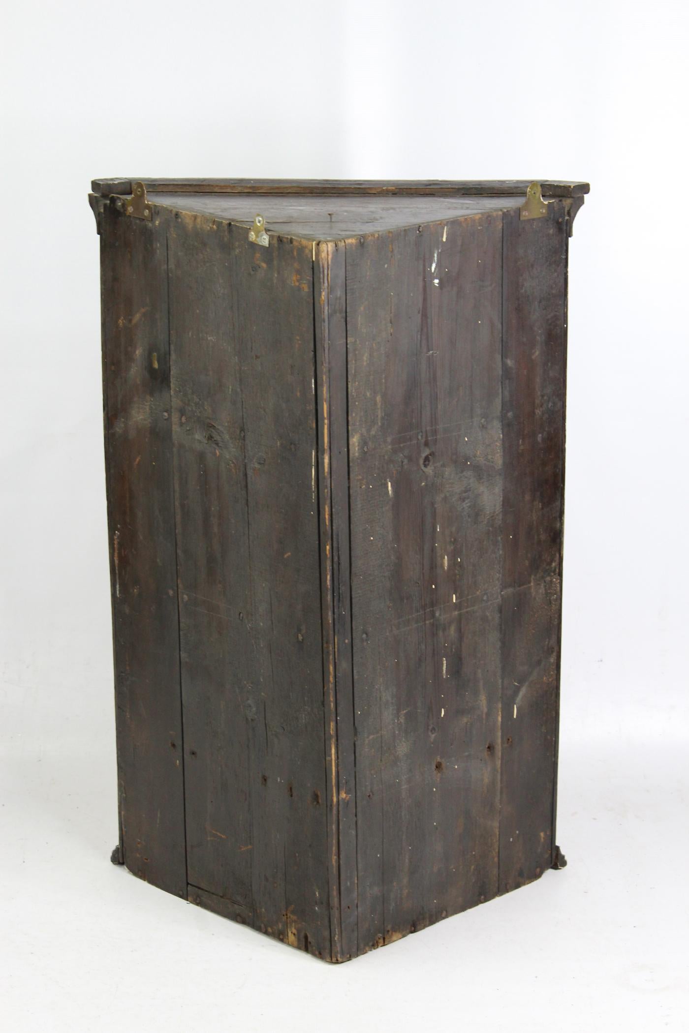 Antique Georgian English Carved Oak Corner Cupboard Cabinet with Glazed Door In Good Condition In Leeds, West Yorkshire