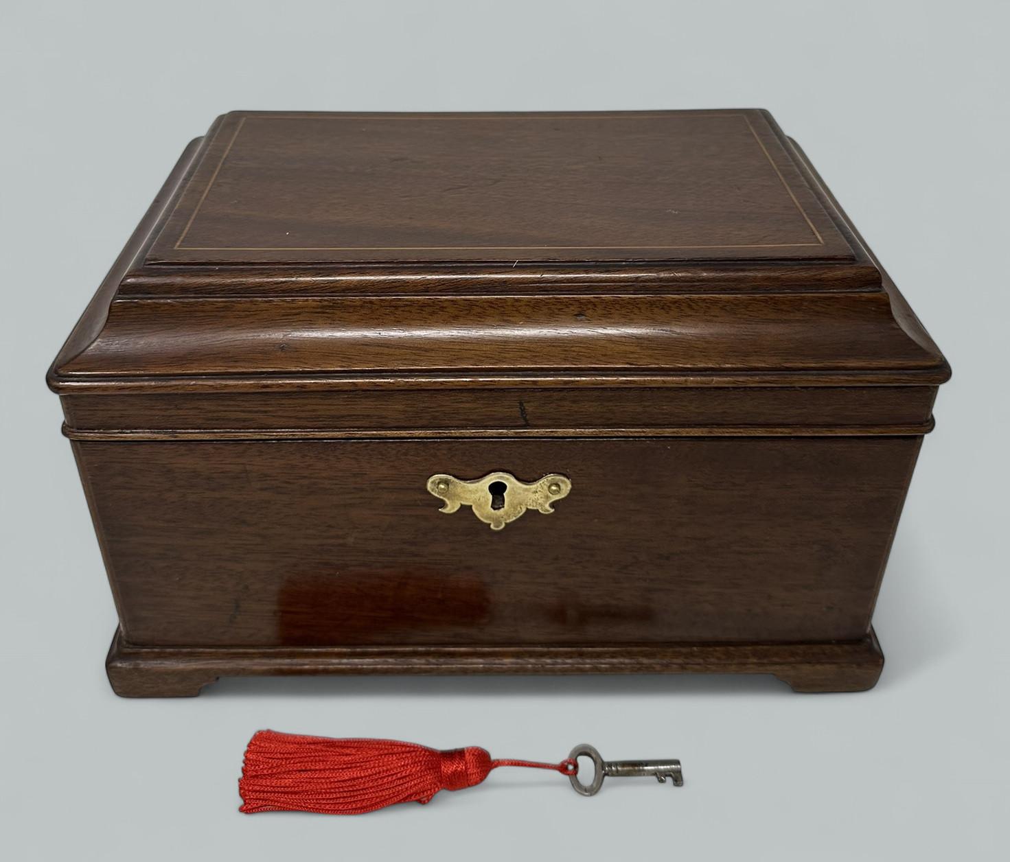 Antique Georgian English Lady's Gentleman's Mahogany Jewelry Casket Box Regency In Excellent Condition For Sale In Dublin, Ireland