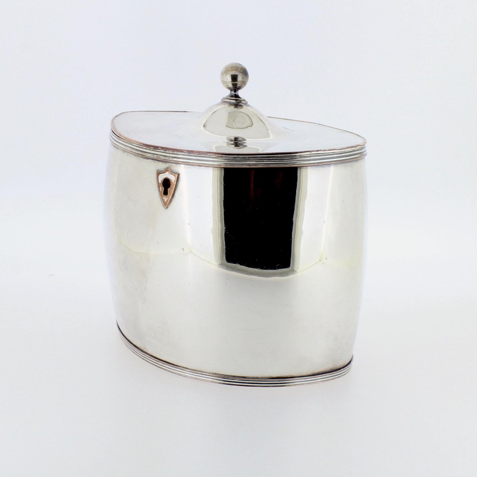 A fine, period Sheffield Plate tea caddy.

With simple streamlined lines of the early 19th century, a shield cartouche, and a ball finial.

Simply a wonderful antique Georgian tea caddy that perfectly dovetails with modern taste!

Width: ca. 5 1/4