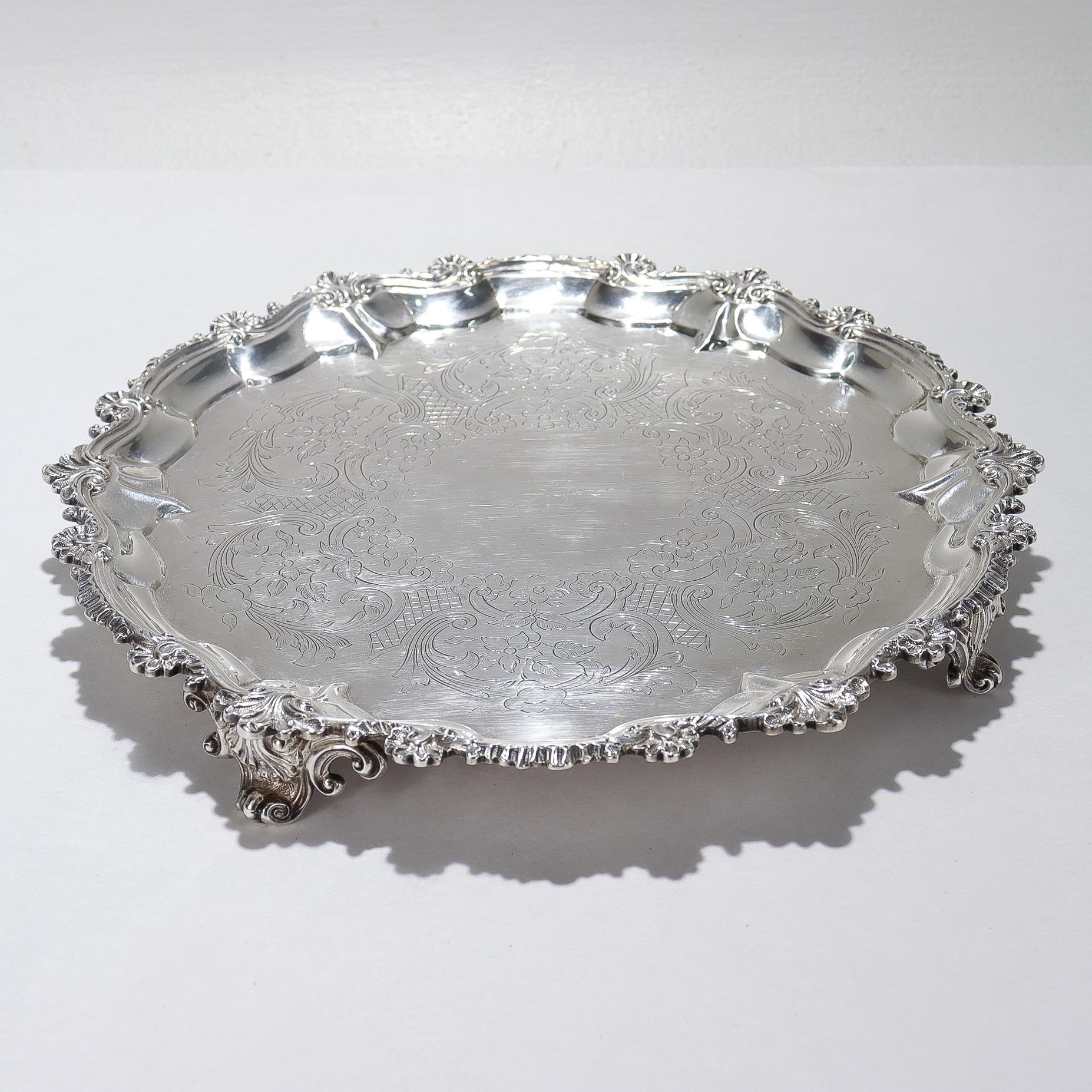 Precioso salvamanteles georgiano antiguo.

En plata de ley.

Por Ebenezer Coker.

Con un borde de corteza de pastel y un trabajo de enrejado floral y volutas grabado en el centro. Apoyado sobre 4 pies de desplazamiento.

Totalmente marcado con las