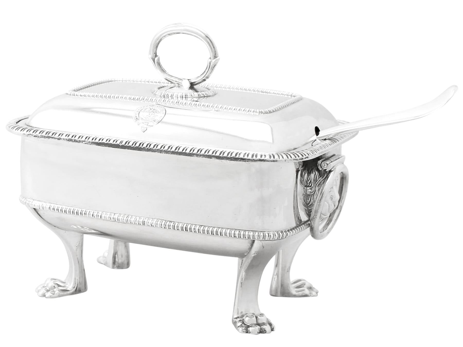 Antique Georgian English Sterling Silver Sauce Tureens with Ladles In Excellent Condition For Sale In Jesmond, Newcastle Upon Tyne