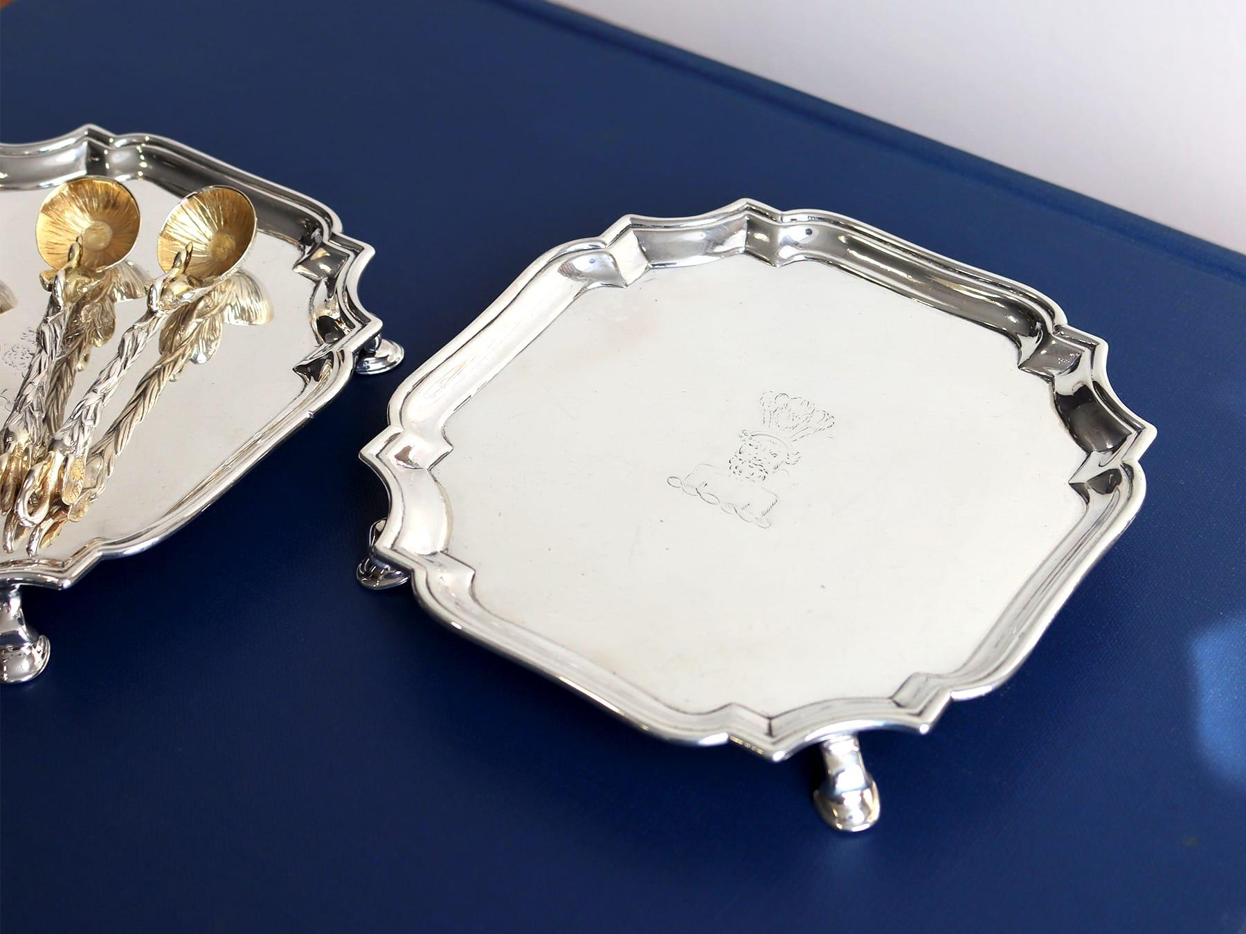 Ein feines und beeindruckendes Paar antiker georgianischer englischer Kellner aus Sterlingsilber, eine Ergänzung zu unserer Sammlung von Silbertabletts, -salvern und -tellern.

Diese feinen antiken George II Sterling Silber Kellner haben eine